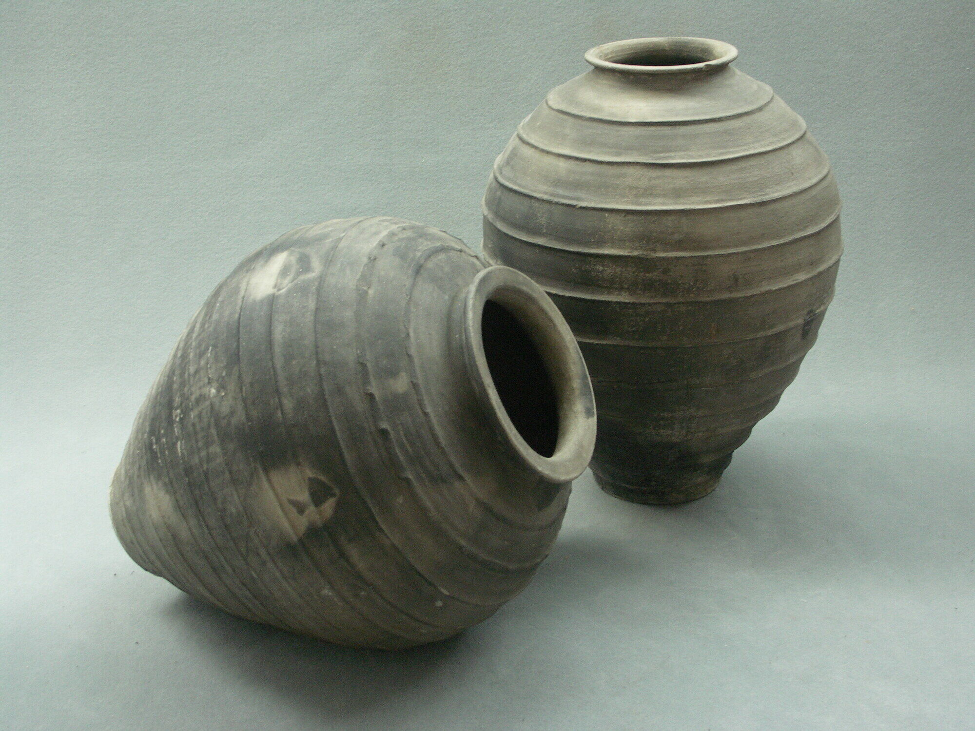 Lots of two large African "vases", artidirty manufacture of Ghana