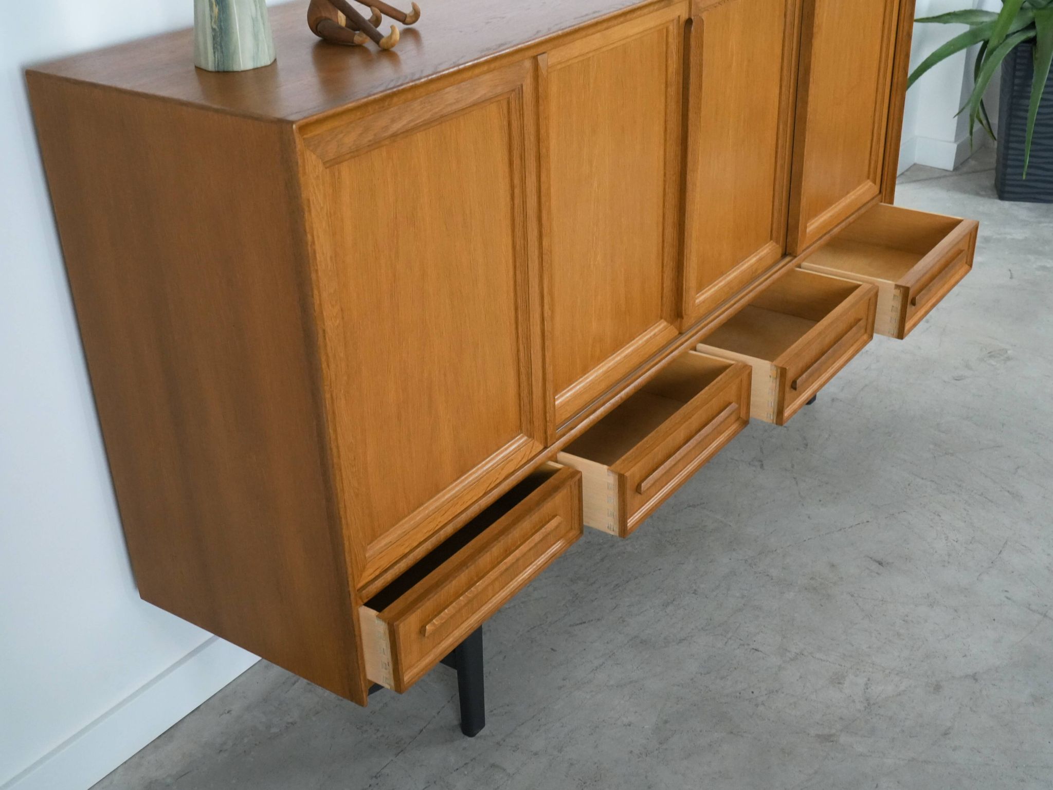 Buffet haut en chêne, design danois, années 1960, production : Danemark