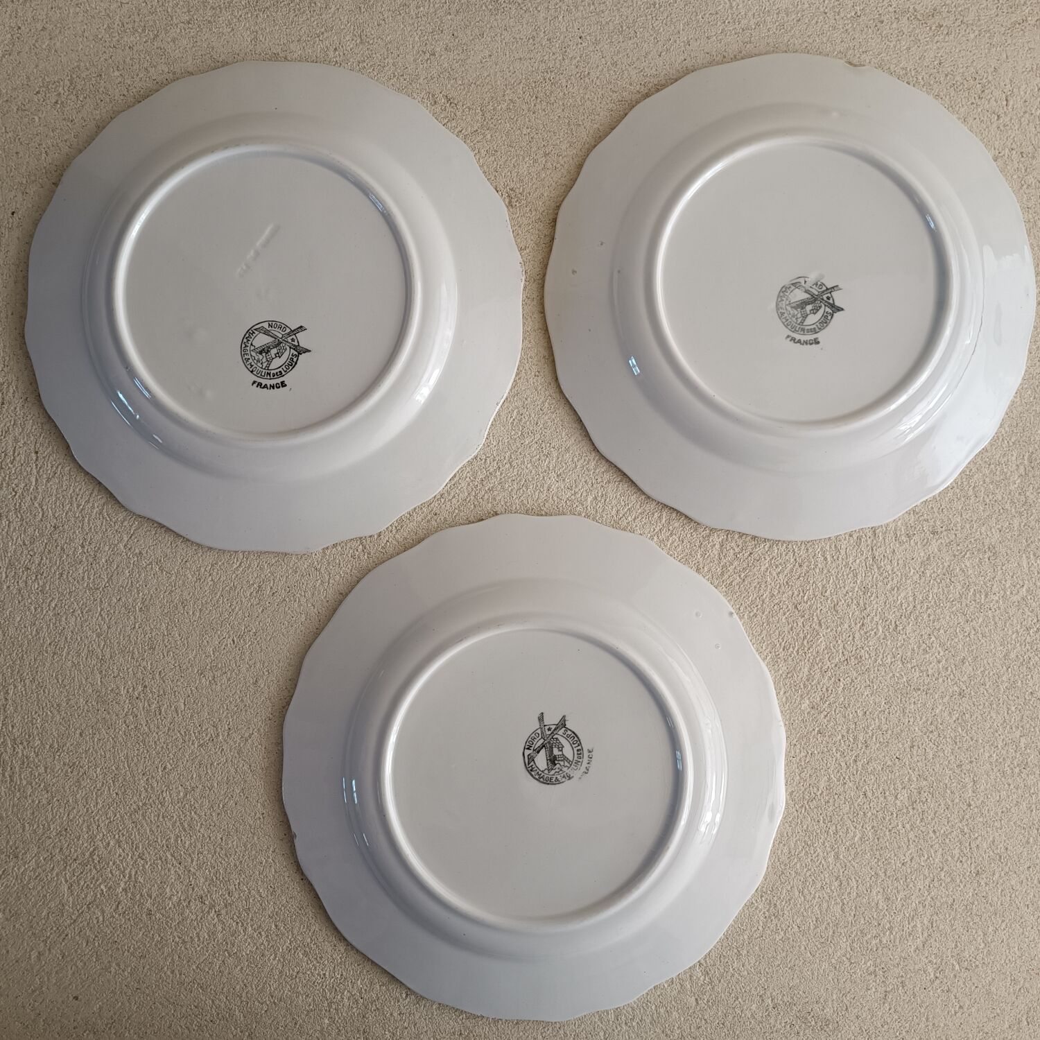 3 plates on board scalloped Moulin des loups