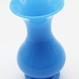 Vase en opaline bleu