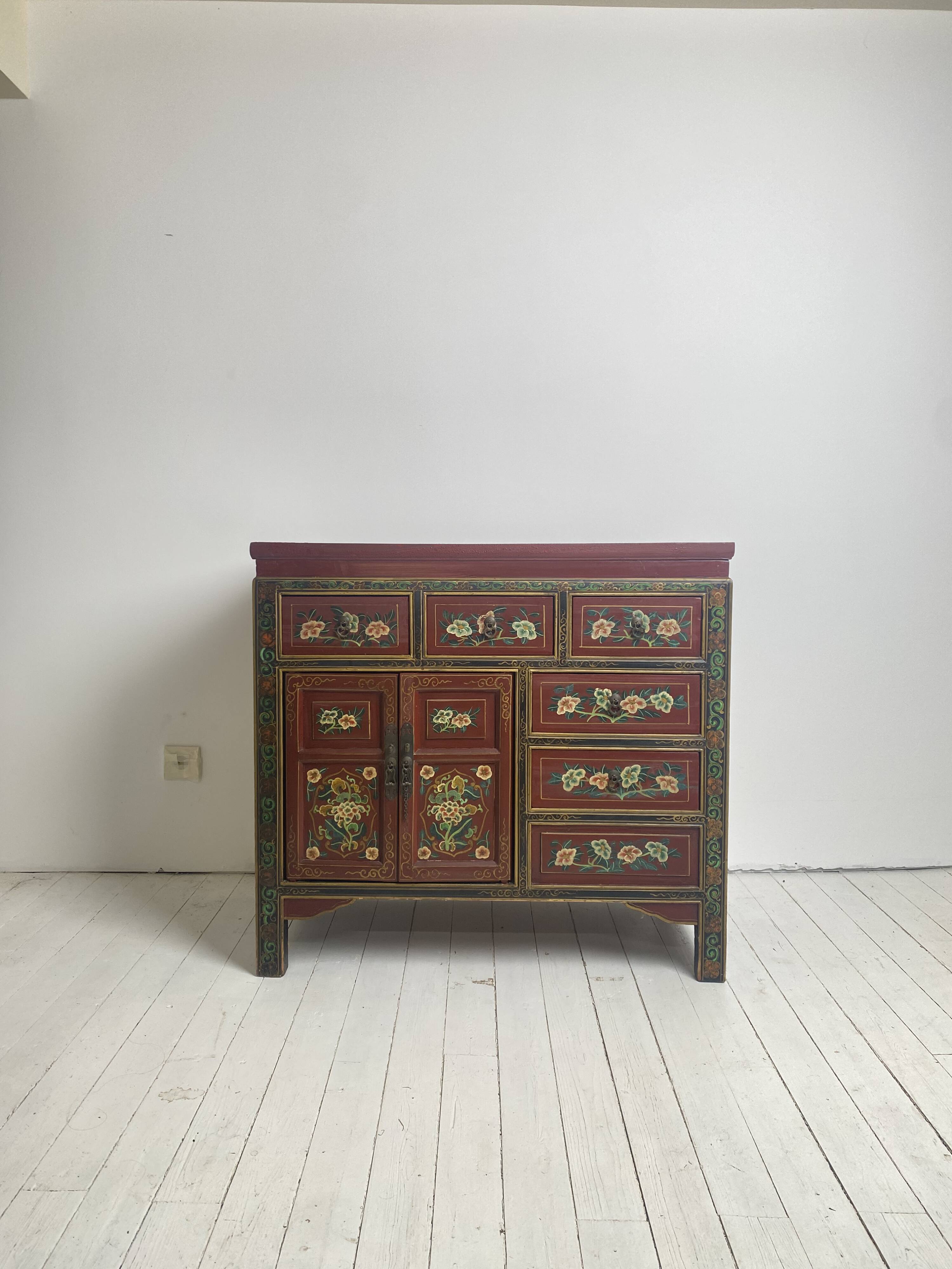 Buffet chinois vintage peint à la main, meuble rouge à décor floral