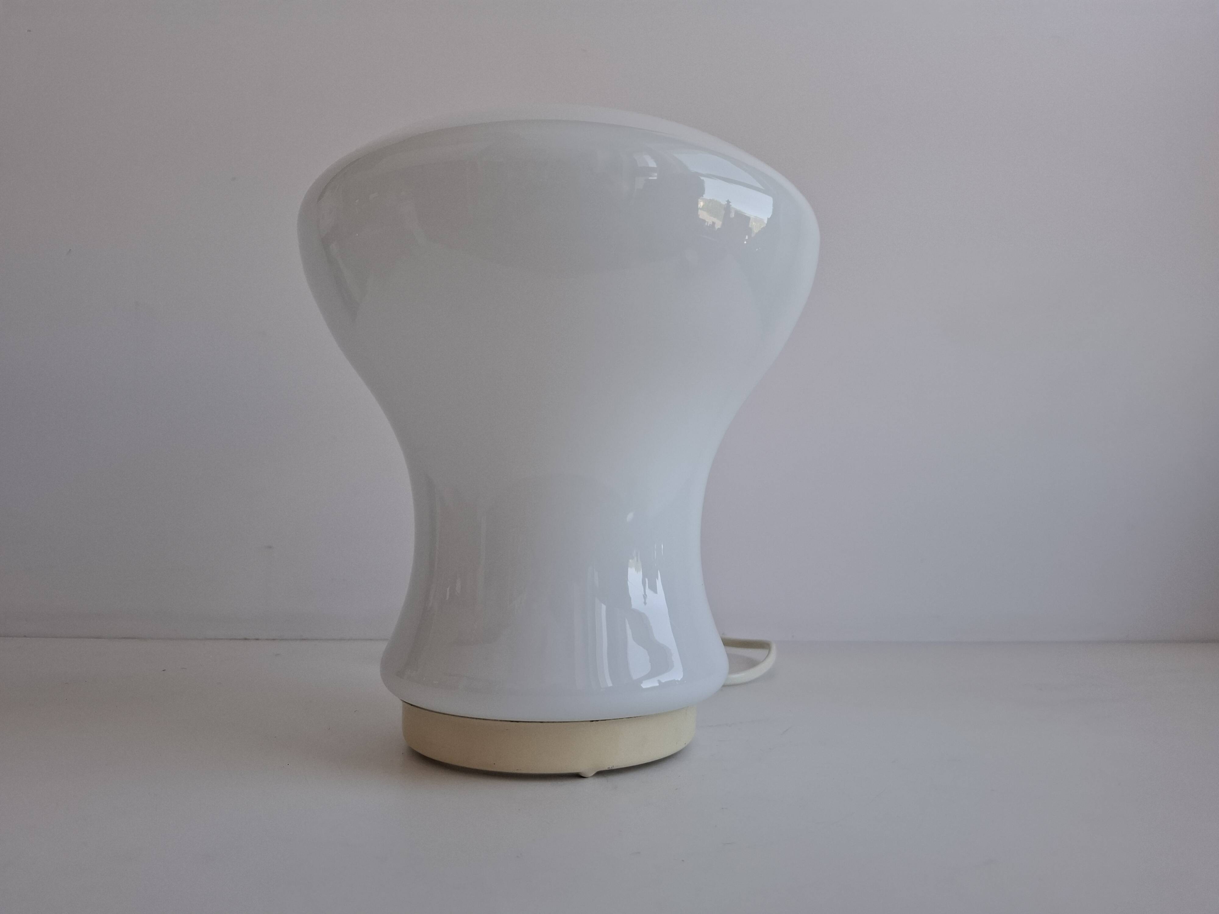 Lampe de table en verre opalin tchécoslovaque d'Ivan Jakeš des années 1970