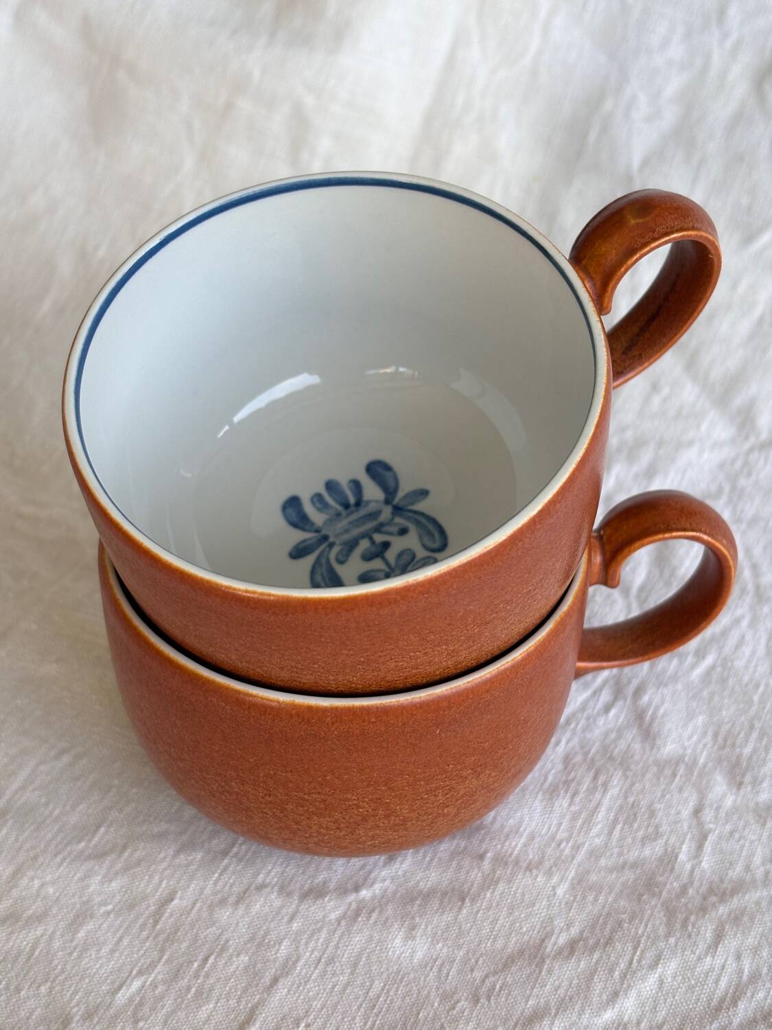 2 very and earthenware coffee cups