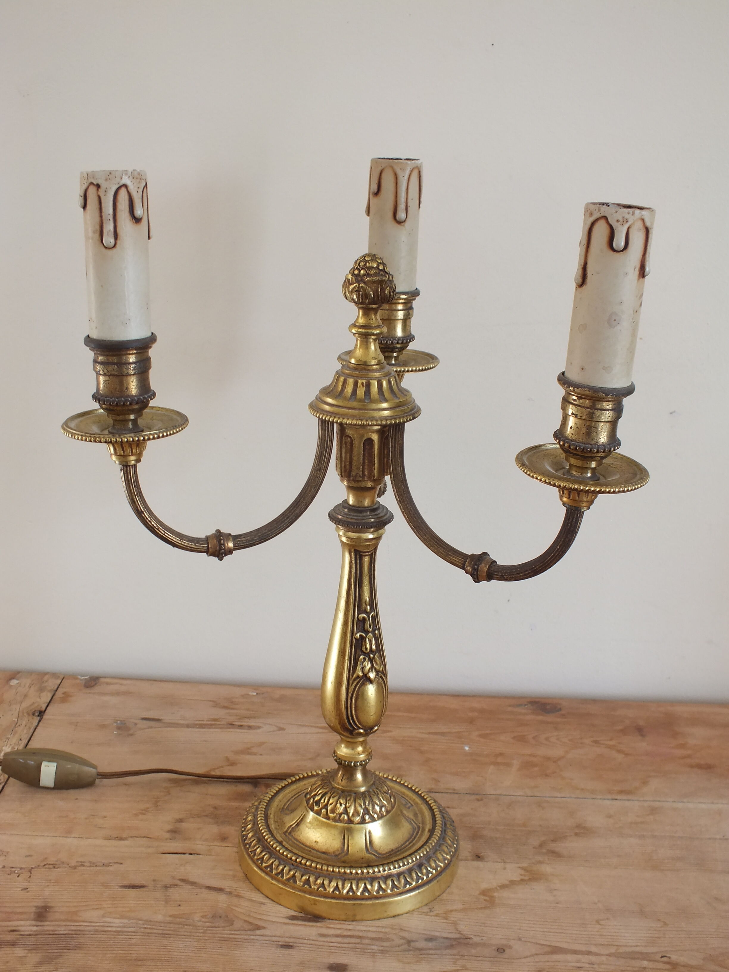 Lampe de style Louis XVI en bronze à 3 bras de lumière