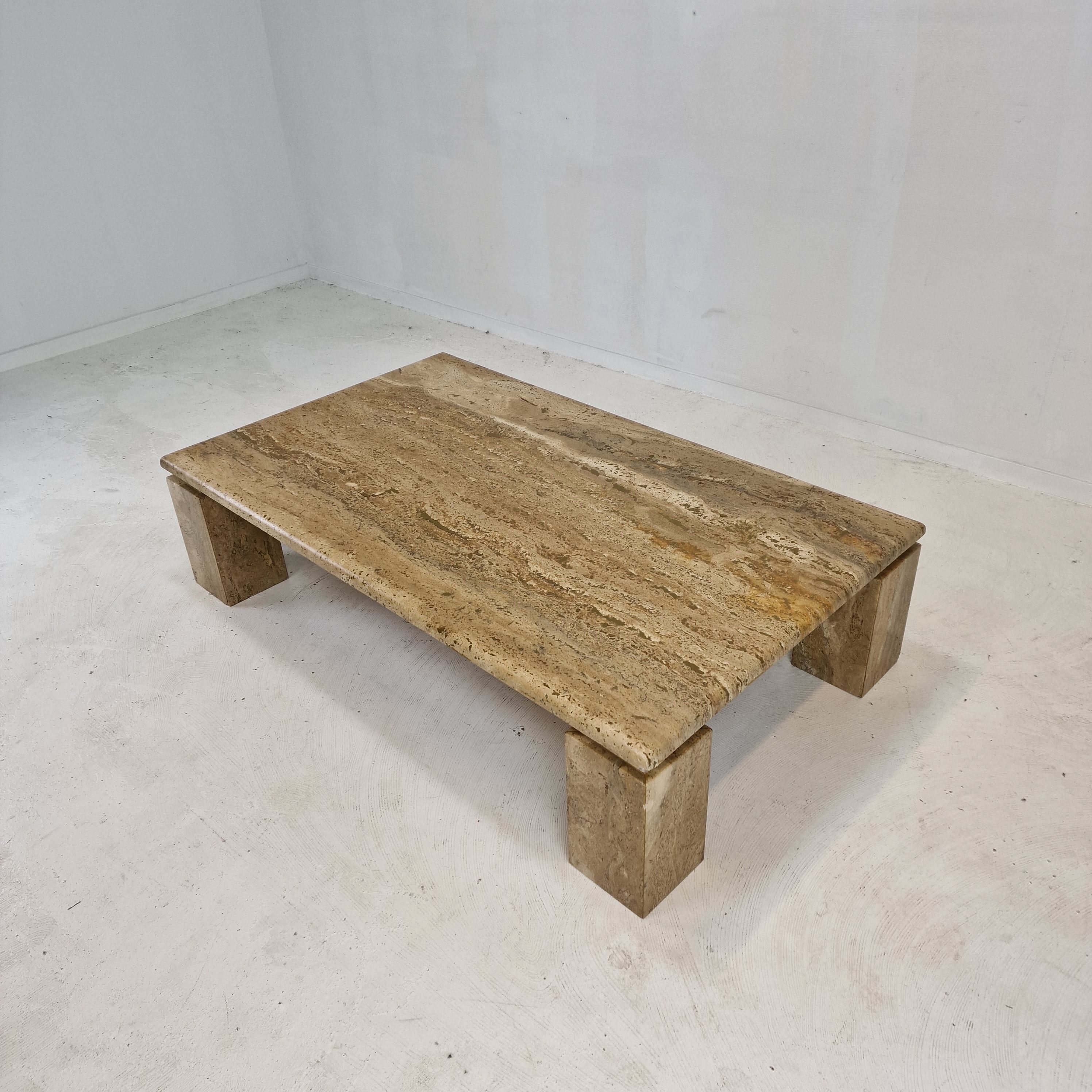 Table basse italienne en travertin, années 1980