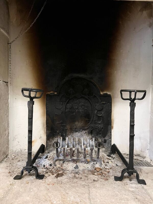 Paire de landiers XVIIIe en fer forgé, chenets porte buches