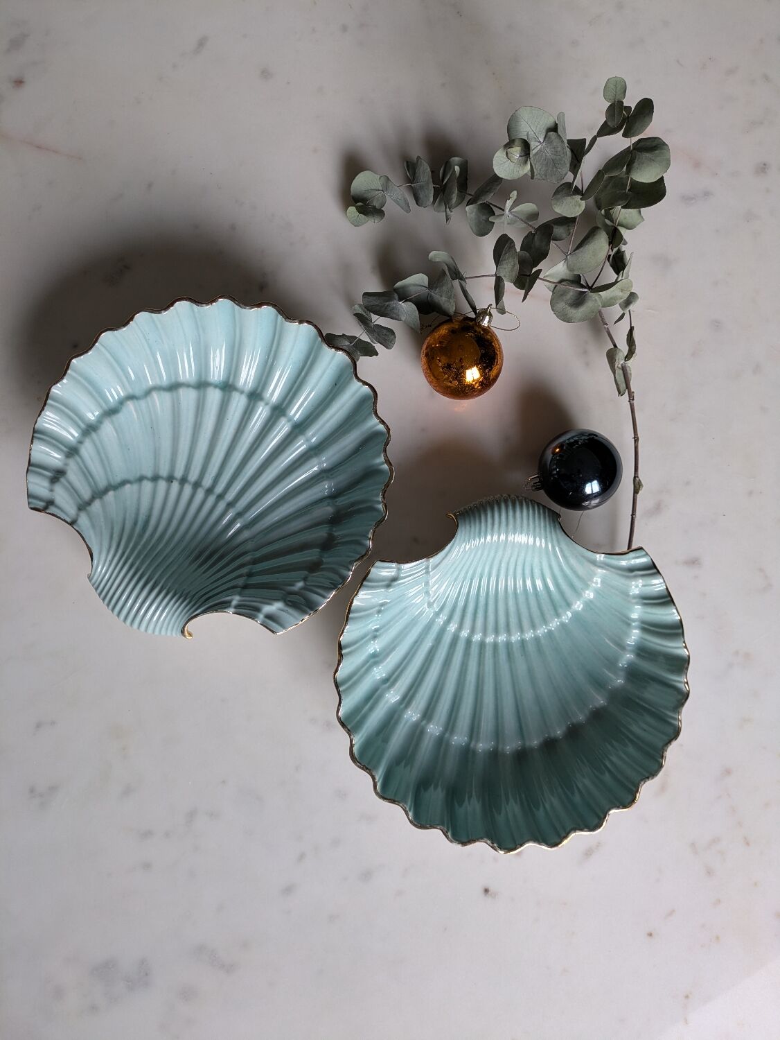 Shell-shaped porcelain dishes.