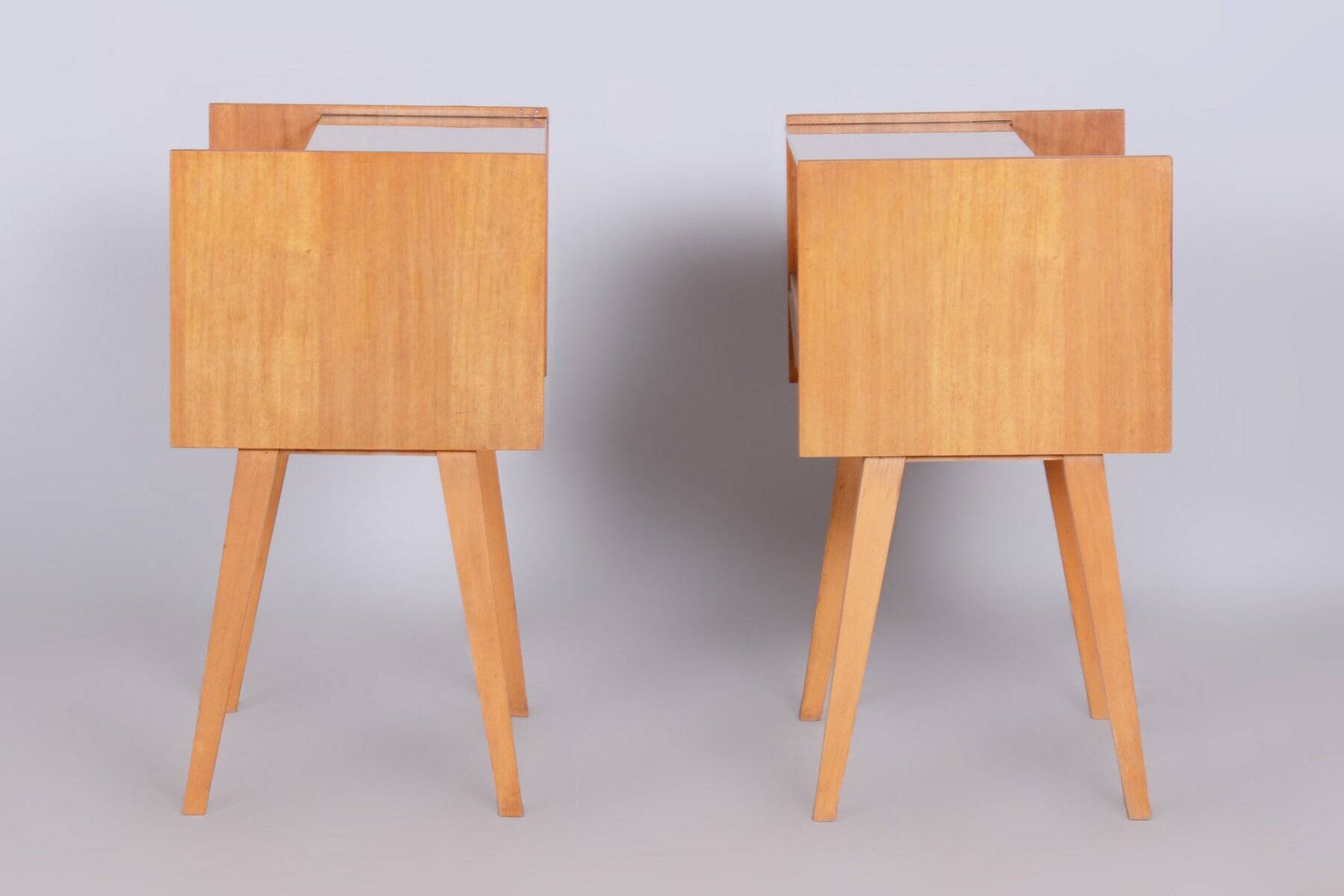 Mid-Century Modern Bedside Tables in Oak and Glass, 1950s, Set of 2