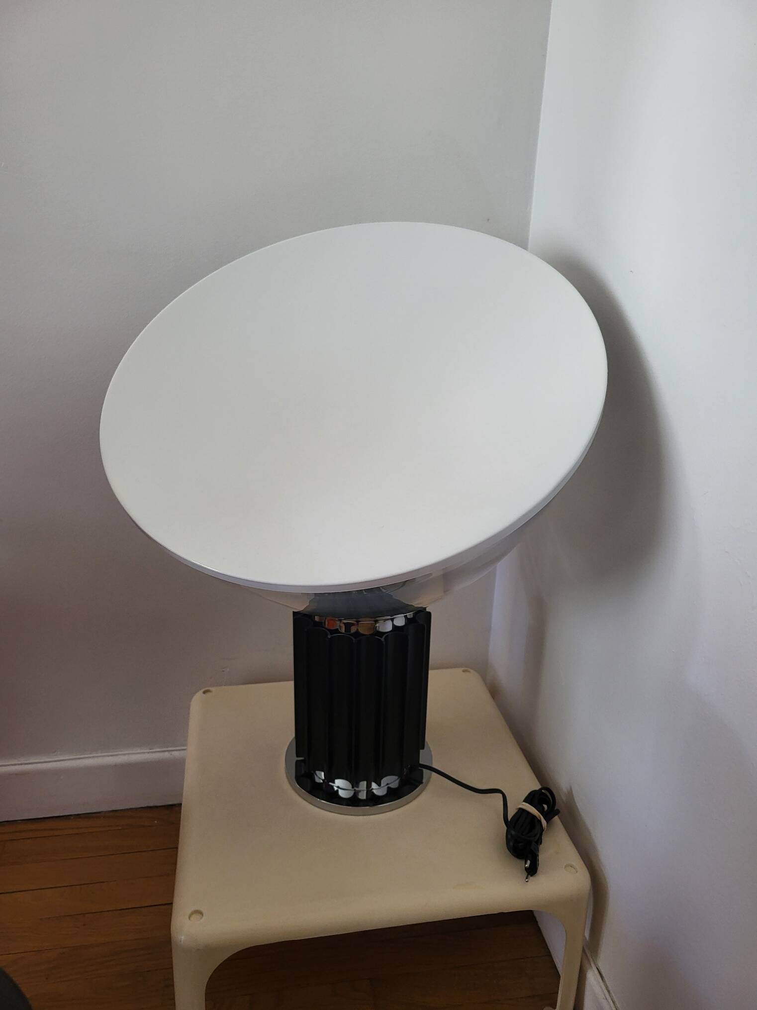 Lampe Taccia par Achille et Pier Castiglioni par Flos grand modèle en verre et Aluminium Italie 1962