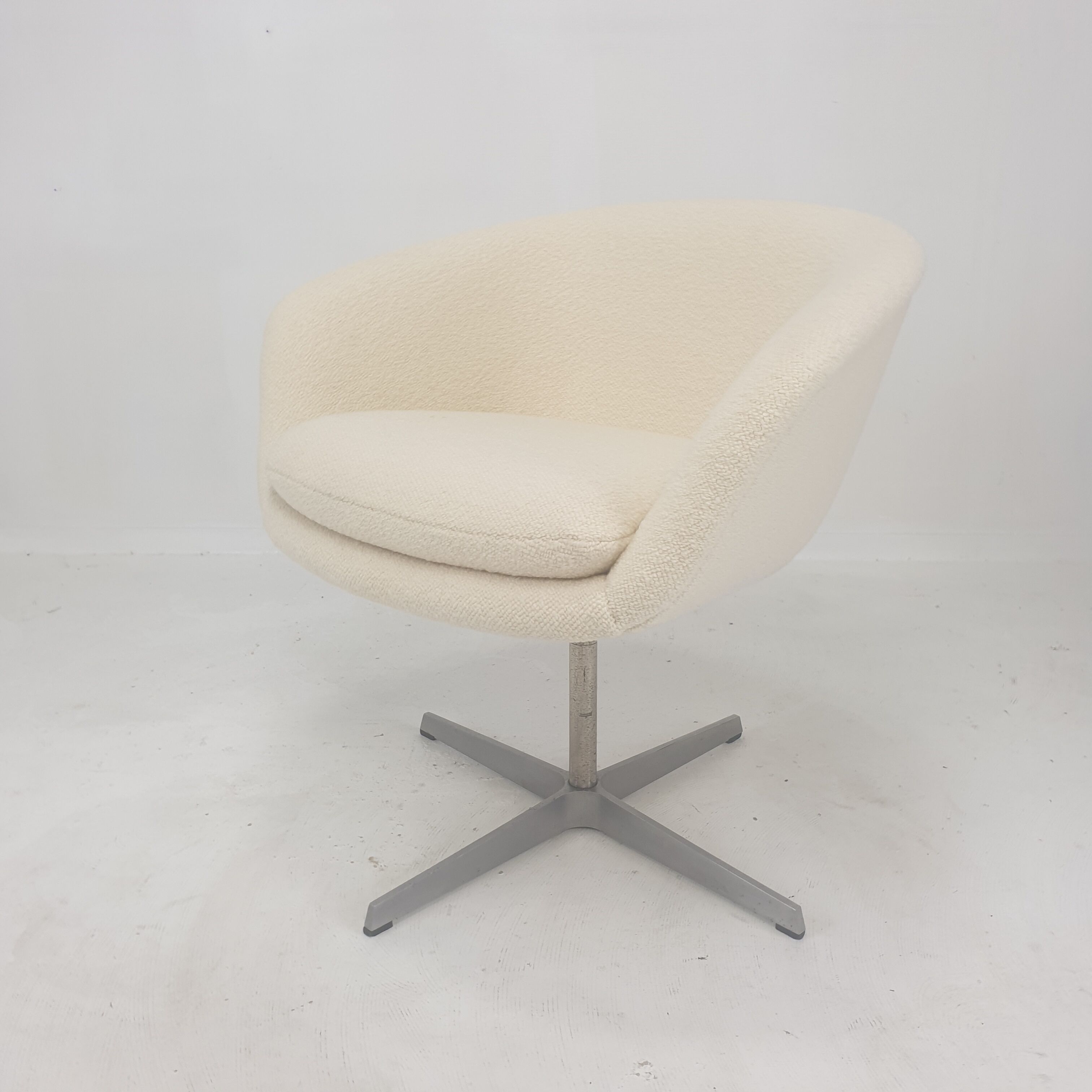 Office chair F8800 by Pierre Paulin for Artifort, 1960s
