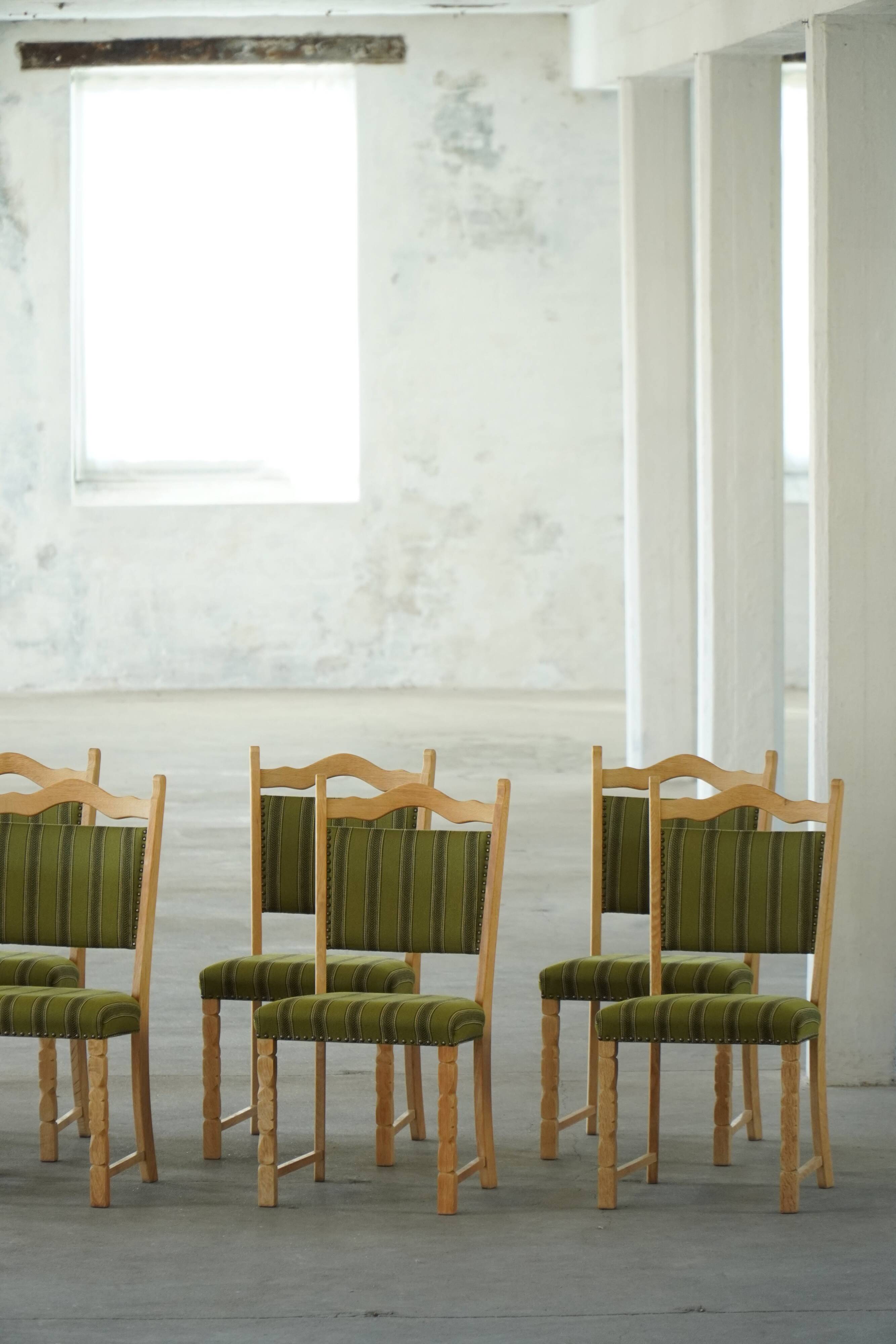 Danish "Mid-Century Modern" style, set of 8 dining chairs in oak signed by Henning Kjærnulf, 1960s.