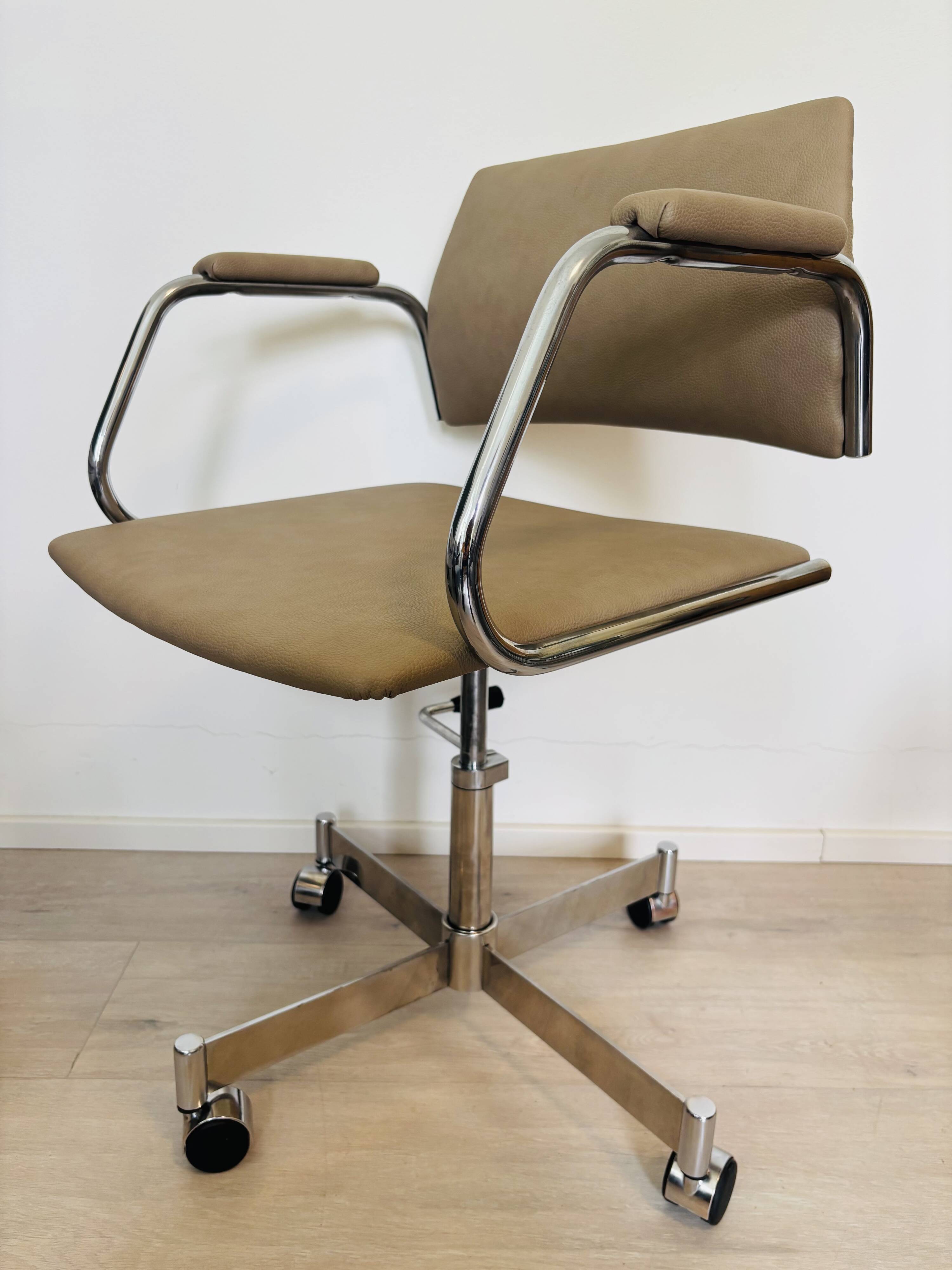 Chaise de bureau vintage beige clair par Kovona, Tchécoslovaquie, années 1970