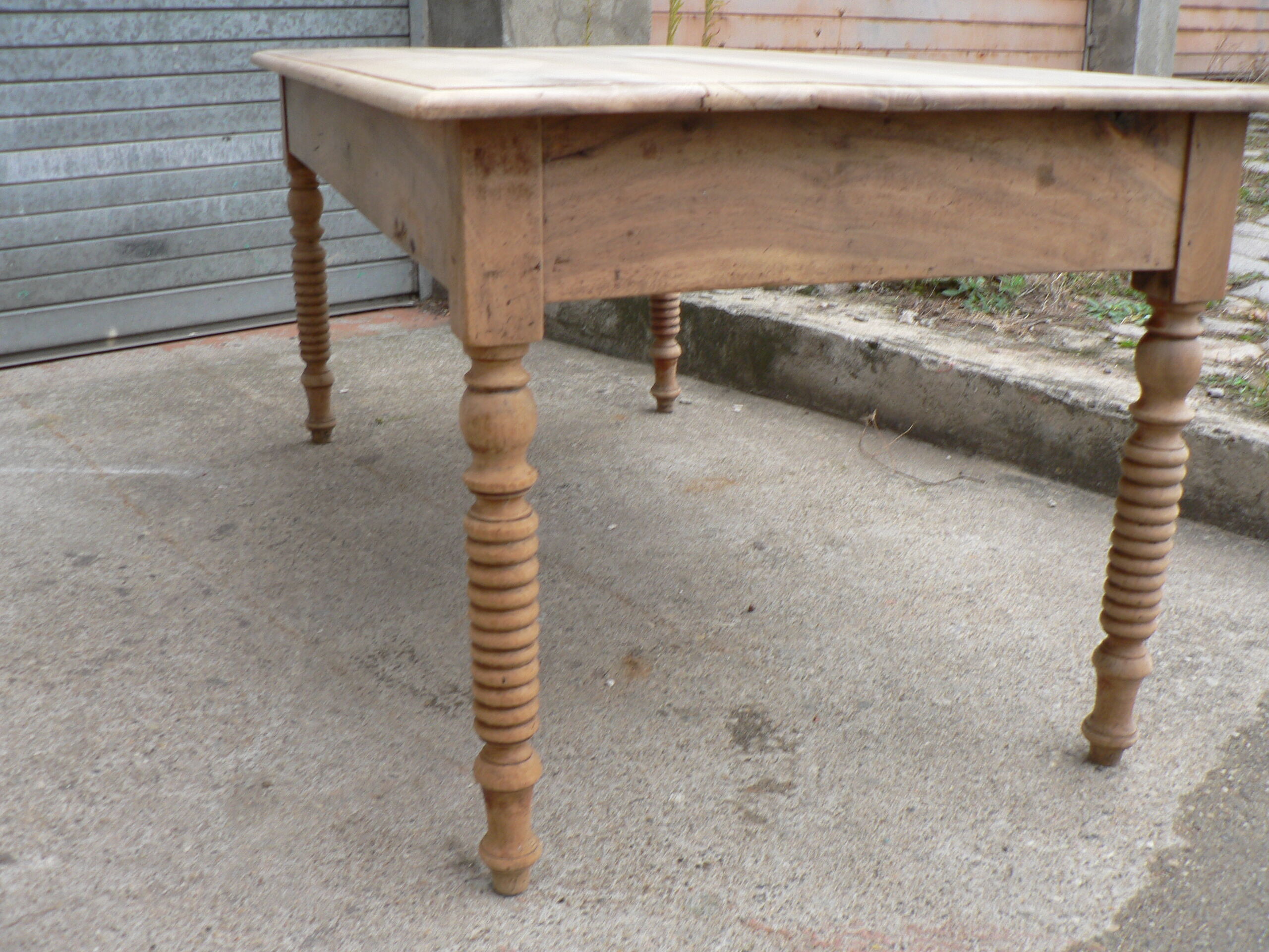 Table de ferme en noyer massif