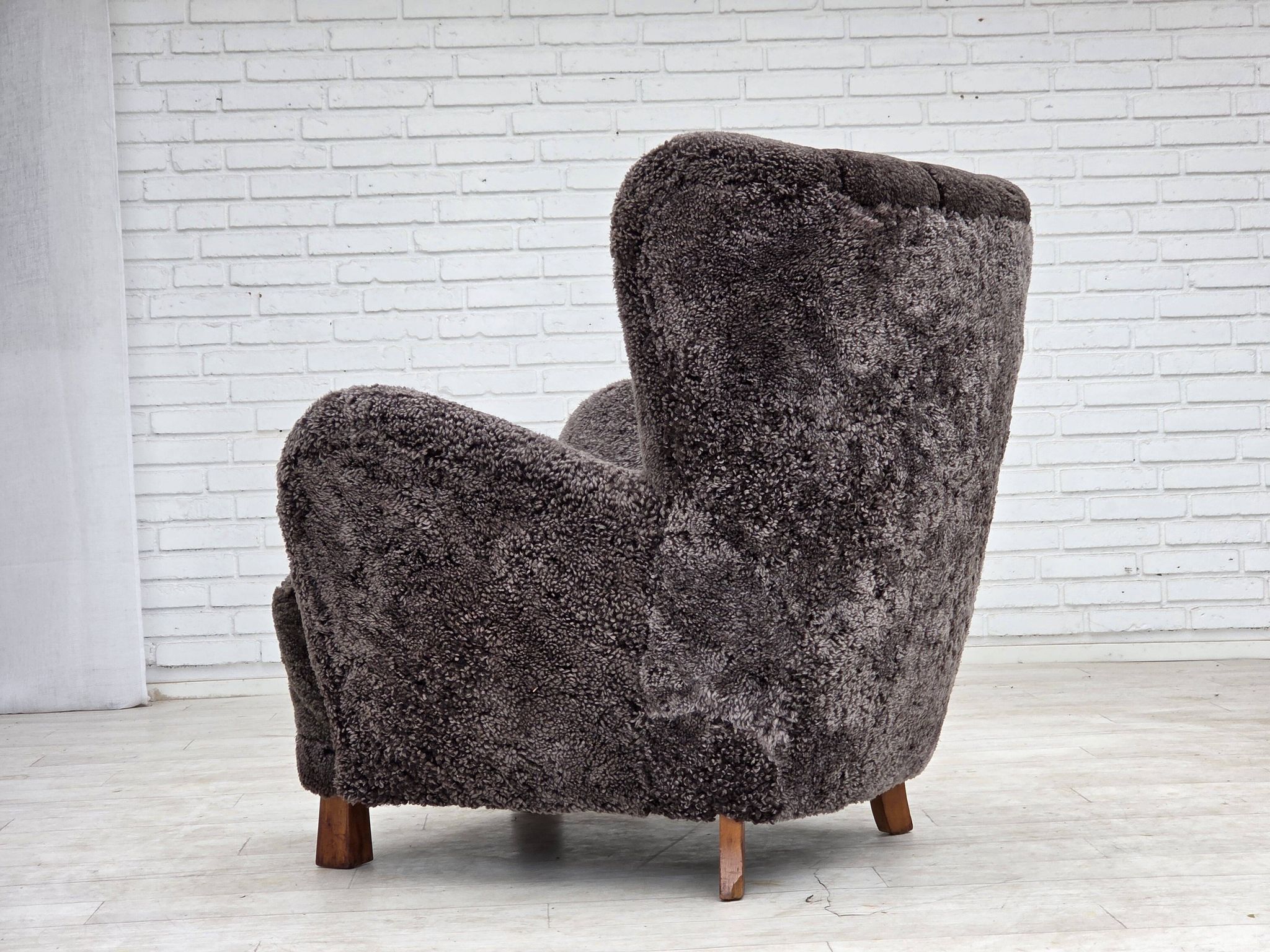 Années 1960, design danois, fauteuil rembourré, véritable peau de mouton.