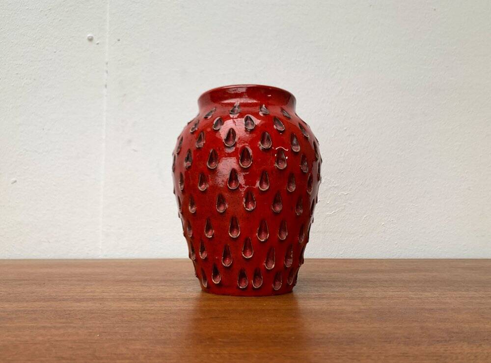 Strawberry ceramic vase from the mid-century by Fratelli Fanciullacci for Bitossi, 1960s.