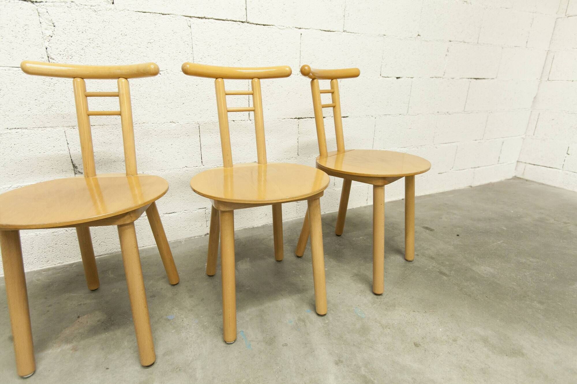 Set of 3 minimalist chairs in light wood 1980 Italy