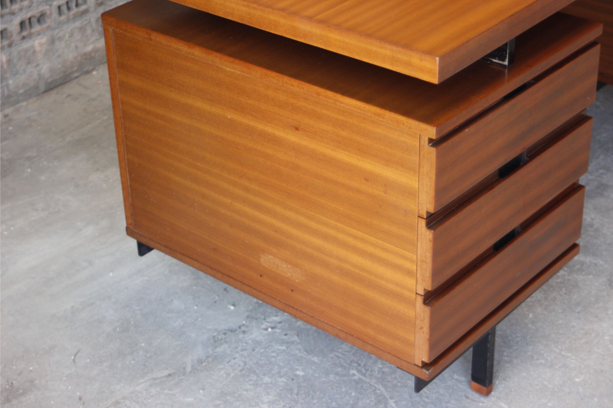 Mahogany veneer desk by Pierre Guariche for Minvielle, 1950s