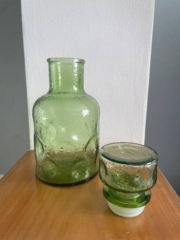 Carafe verte en verre bullé vintage