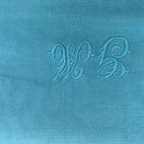 4 serviettes en lin blanc, teintées émeraude, brodées de fleurs et monogrammées, GM anciennes
