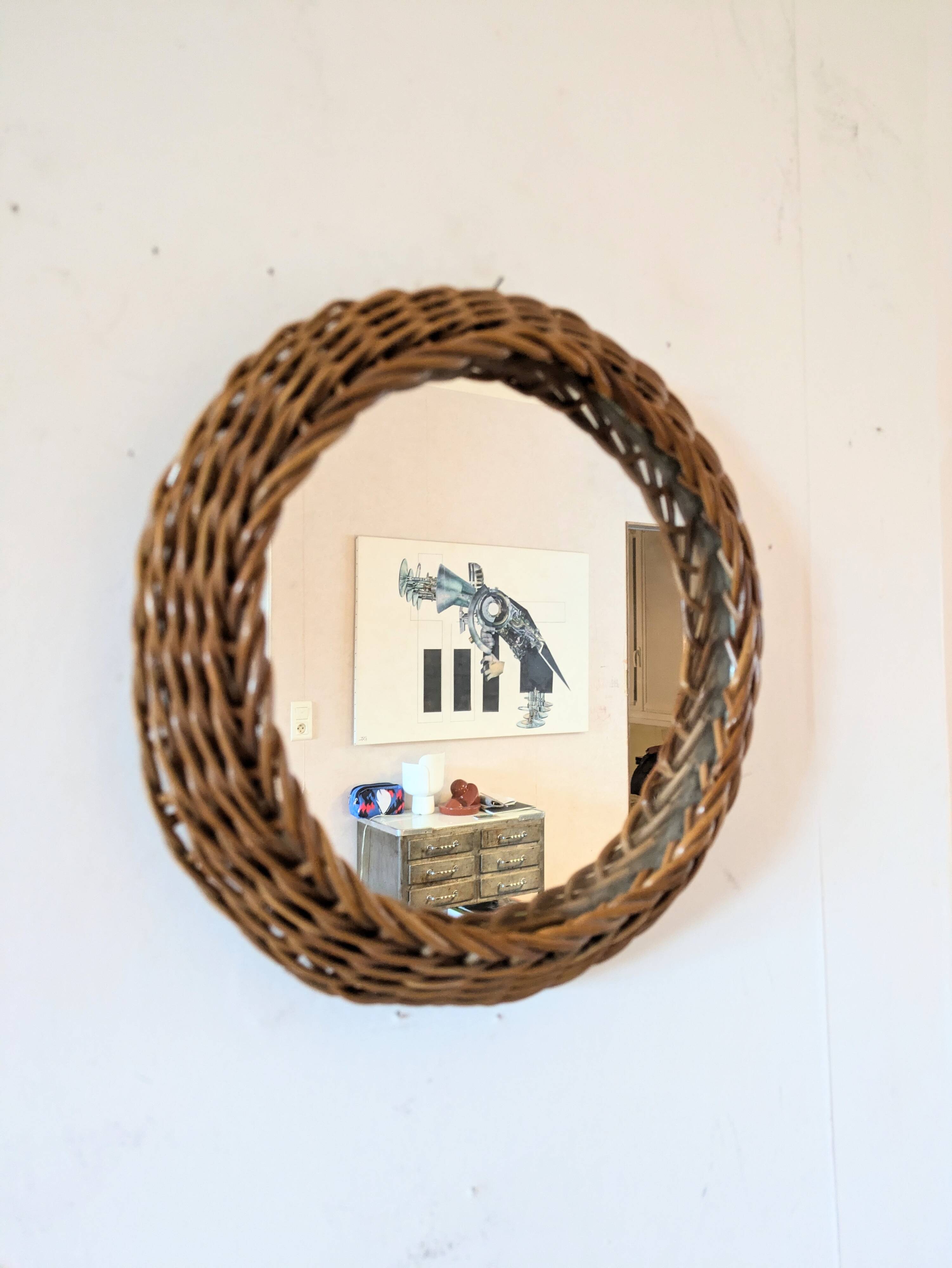 Round mirror in 60s design woven rattan