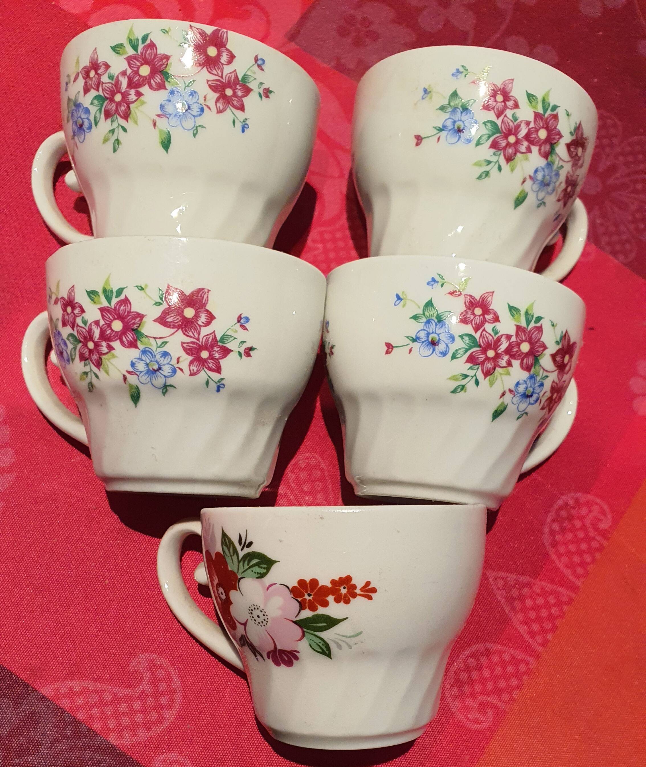 5 tasses à cadé avec soucoupes
