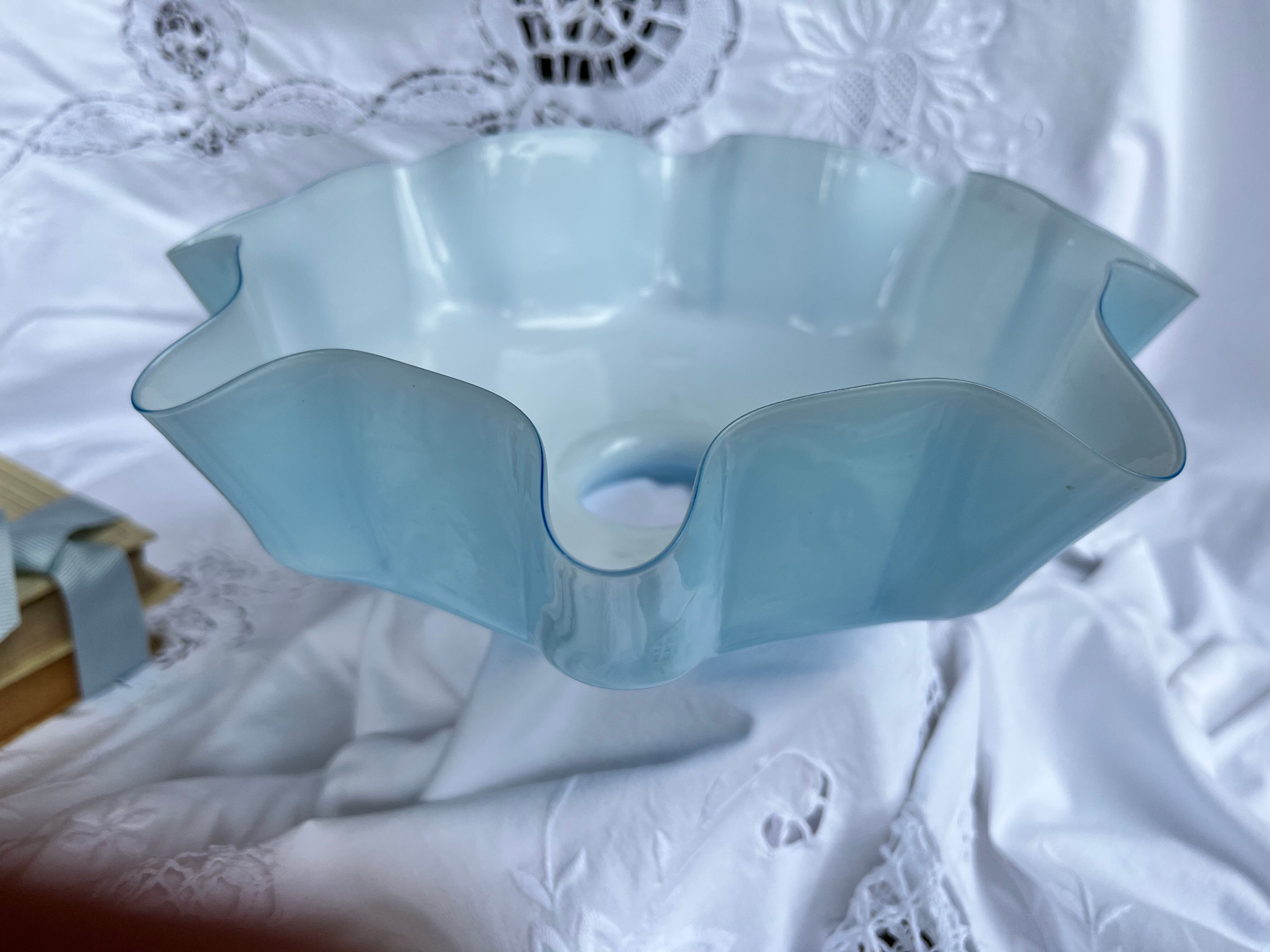 Blue opaline suspension