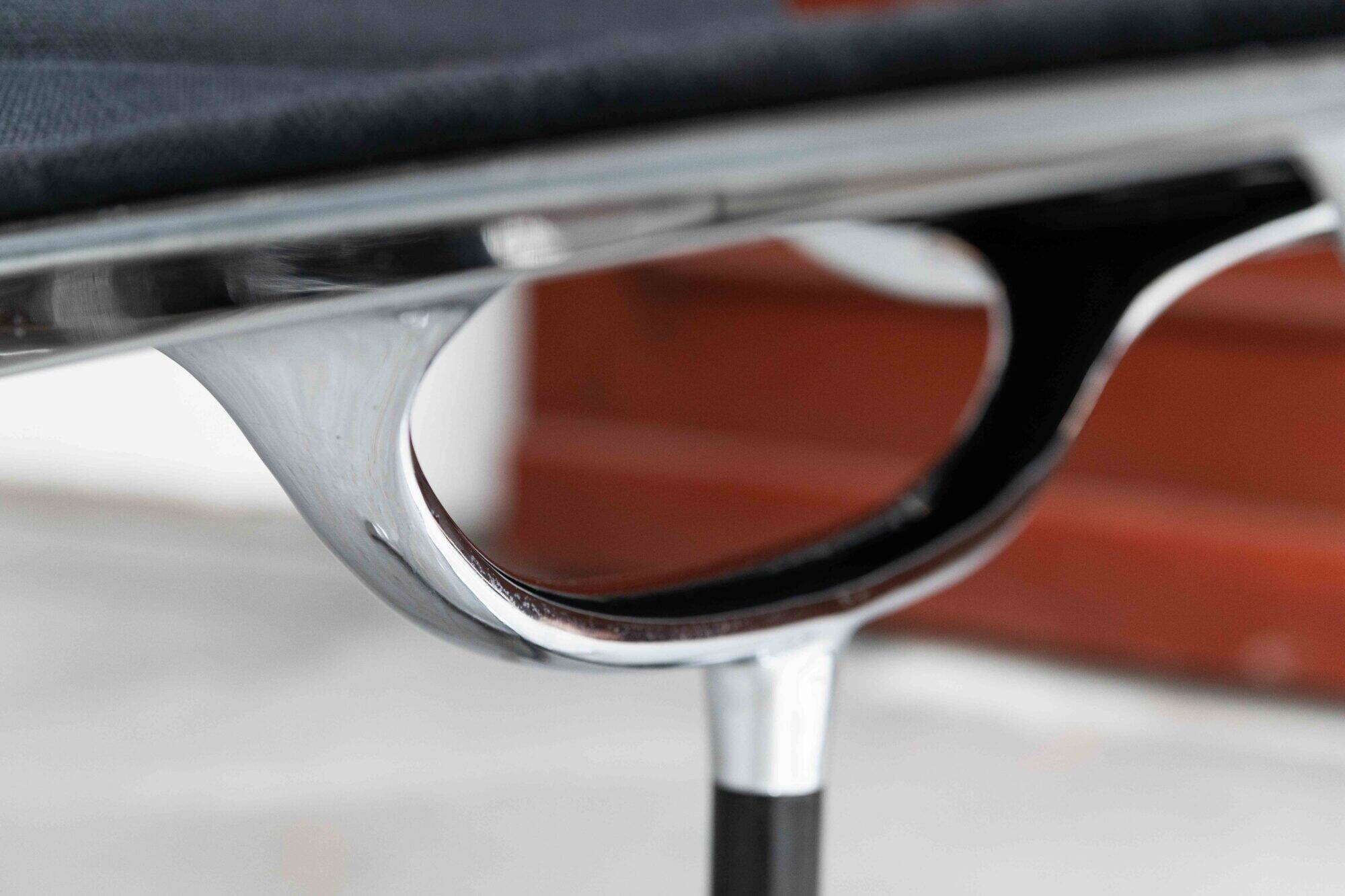 Ensemble de 6 chaises d'appoint ‘EA 105’ par Charles et Ray Eames