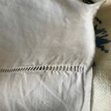 Drap ancien en lin. bordures à bribes brodées