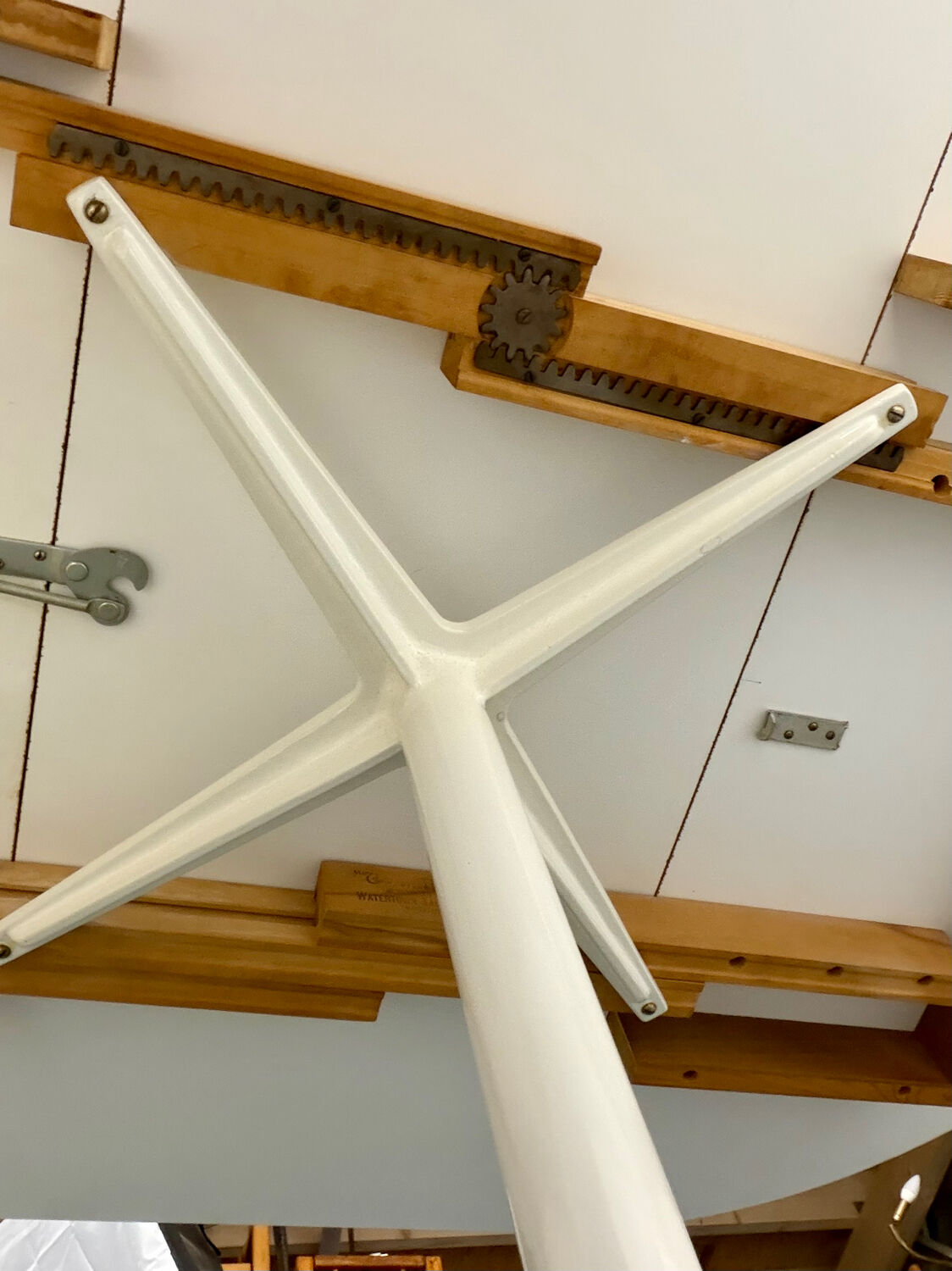 Extendable dining table designed by George Nelson for Herman Miller 60’