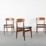 Ensemble de 4 chaises en teck et similicuir du milieu du siècle.