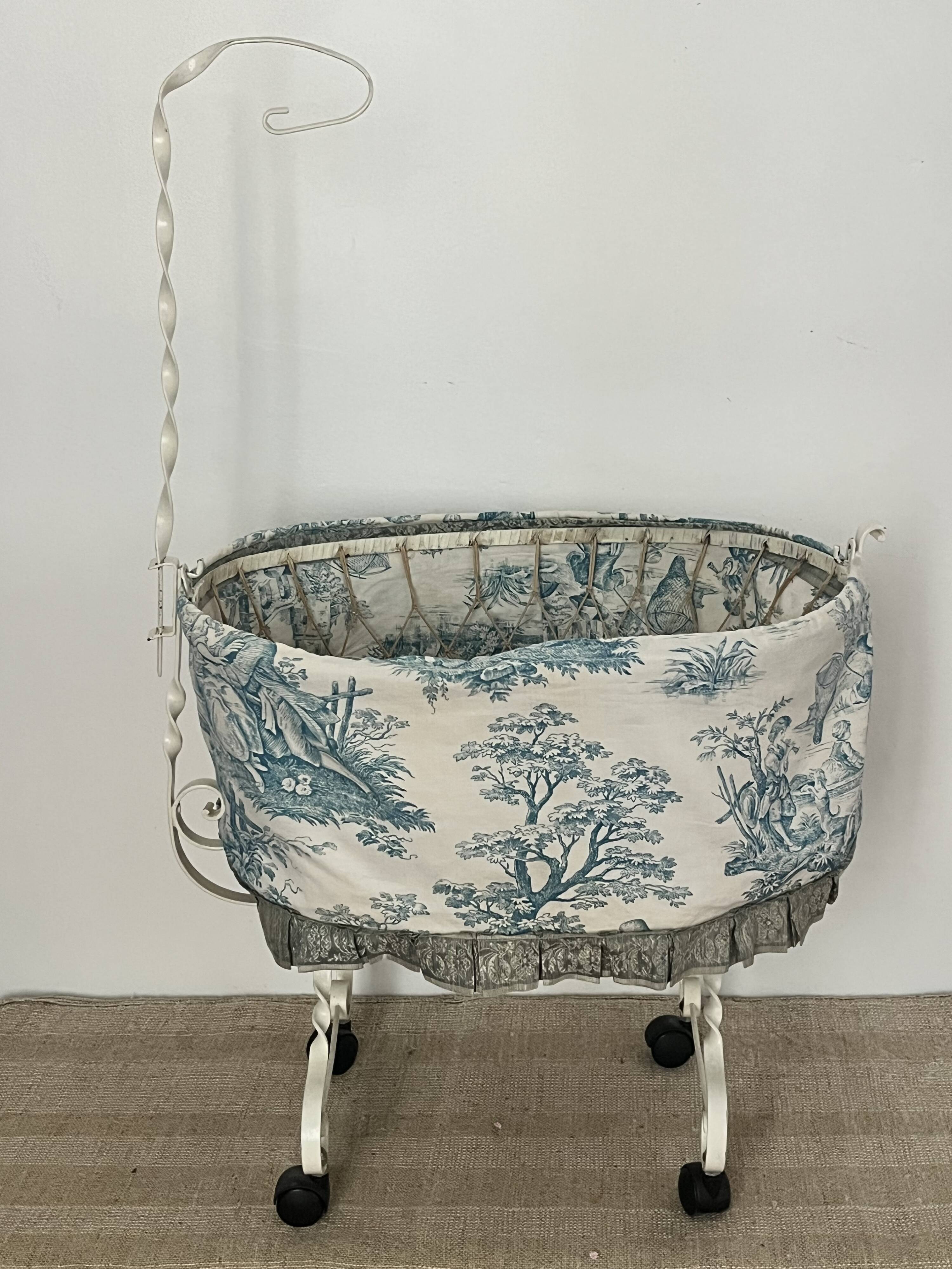 Jouet ancien, berceau de poupée, décor toile de jouy