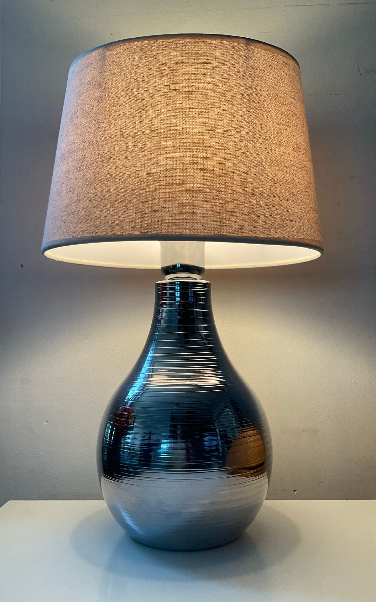 Lampe design en métal chromé
