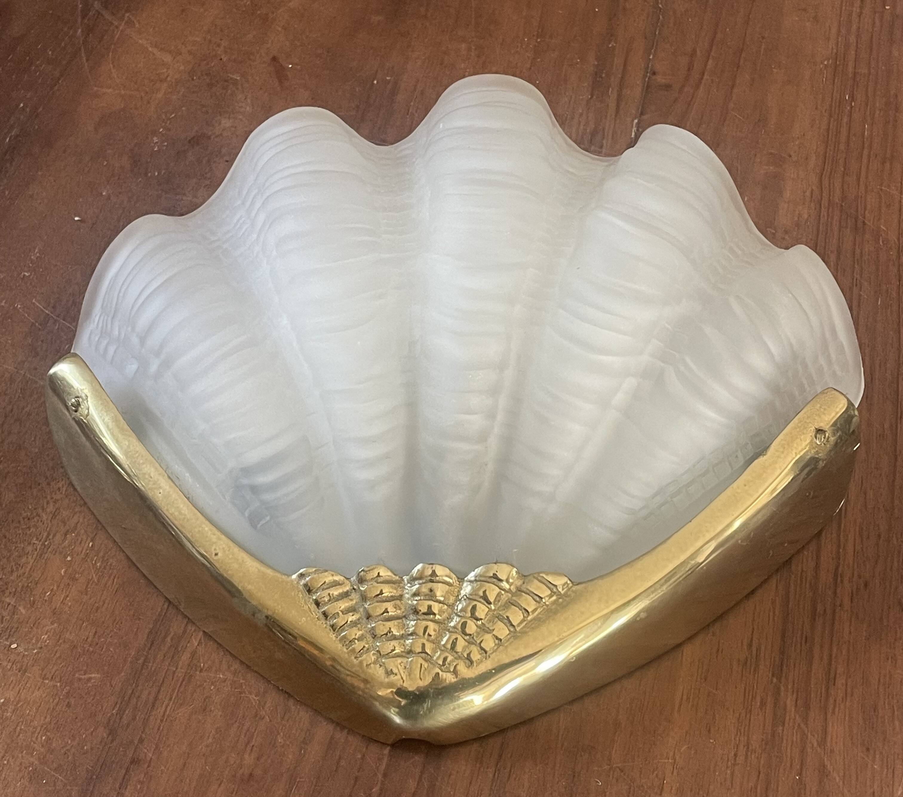 Shell-shaped wall light in Art Deco style with frosted glass and gilded bronze.