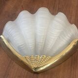 Shell-shaped wall light in Art Deco style with frosted glass and gilded bronze.