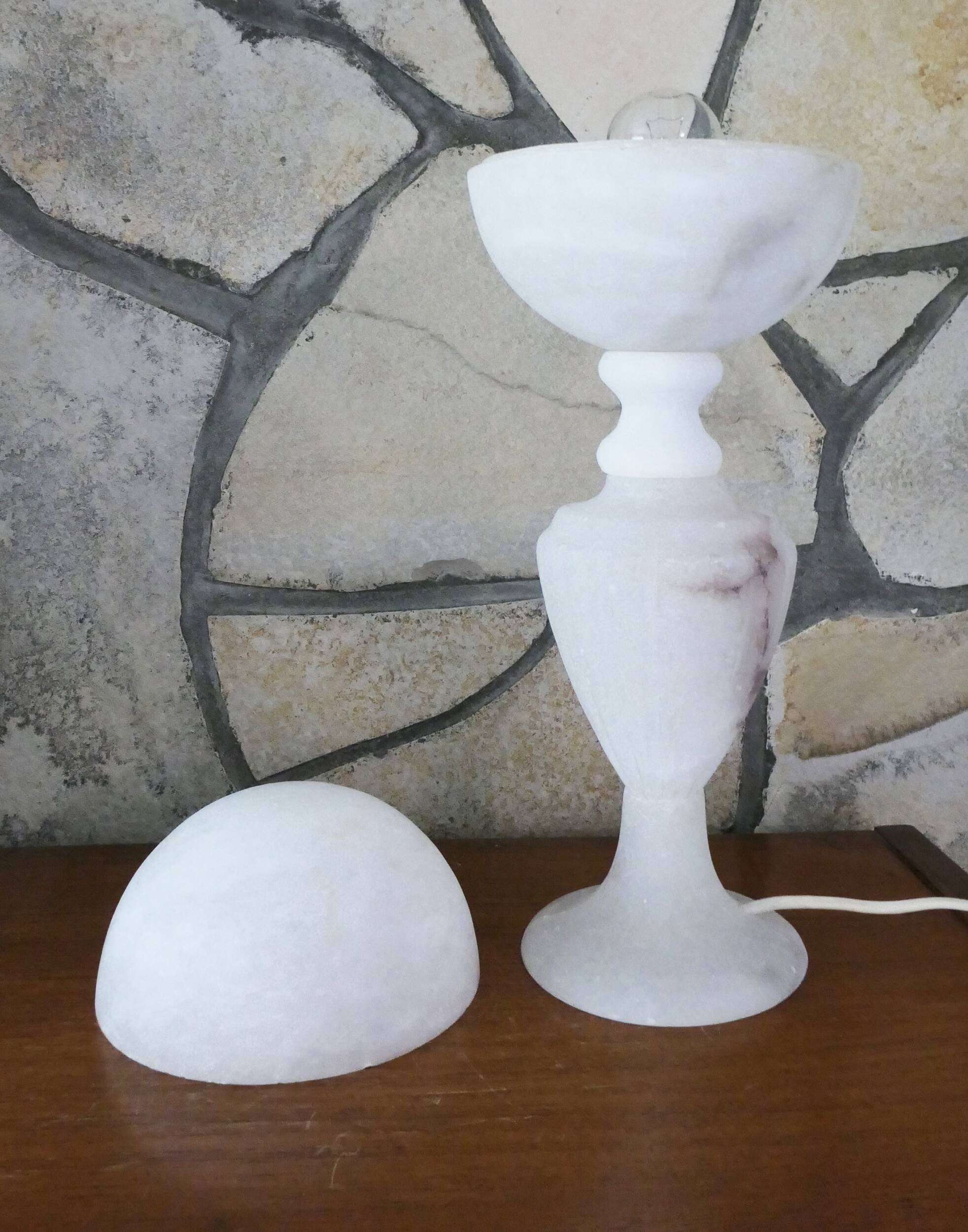 lampe à poser en albatre avec globe en albatre Italie 1950-60