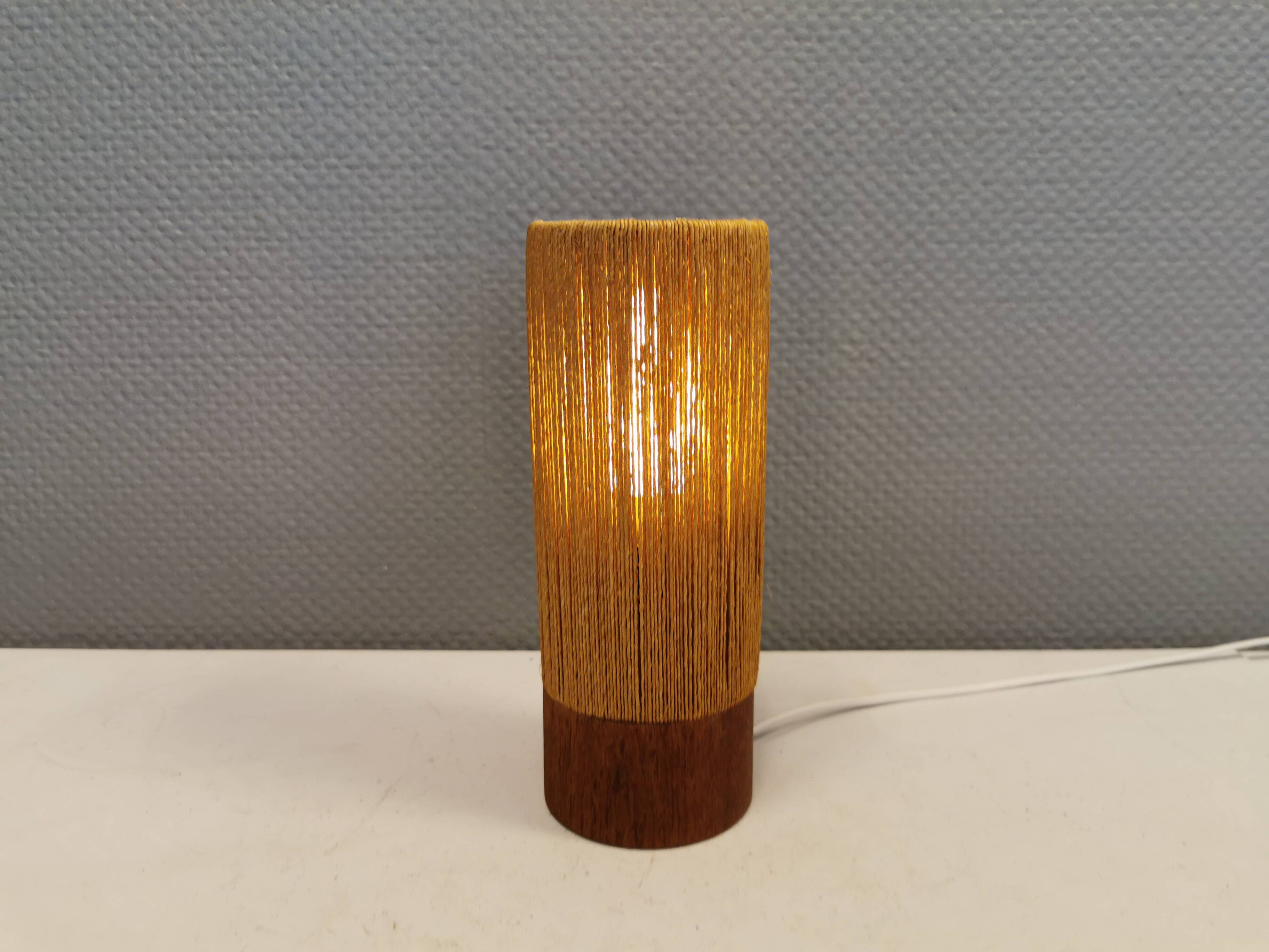 Beautiful cylindrical table lamp in wood and sisal, estimated 1960s-1970s