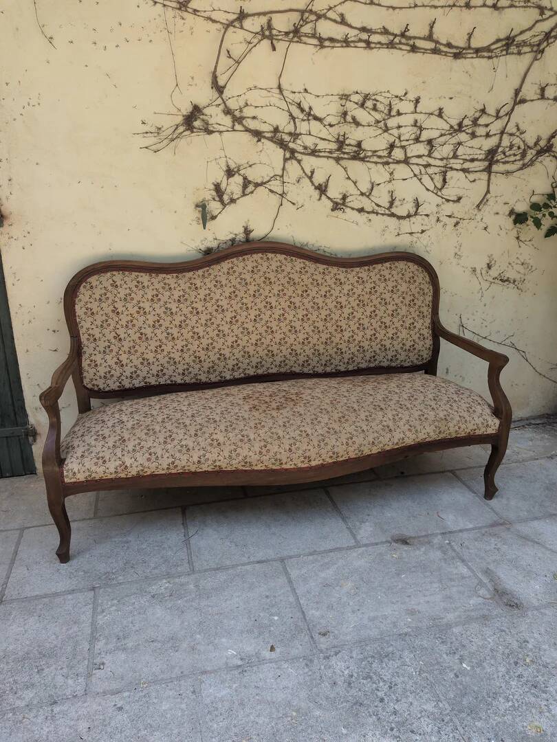 Moulded wooden bench with floral upholstery – Old-fashioned charm