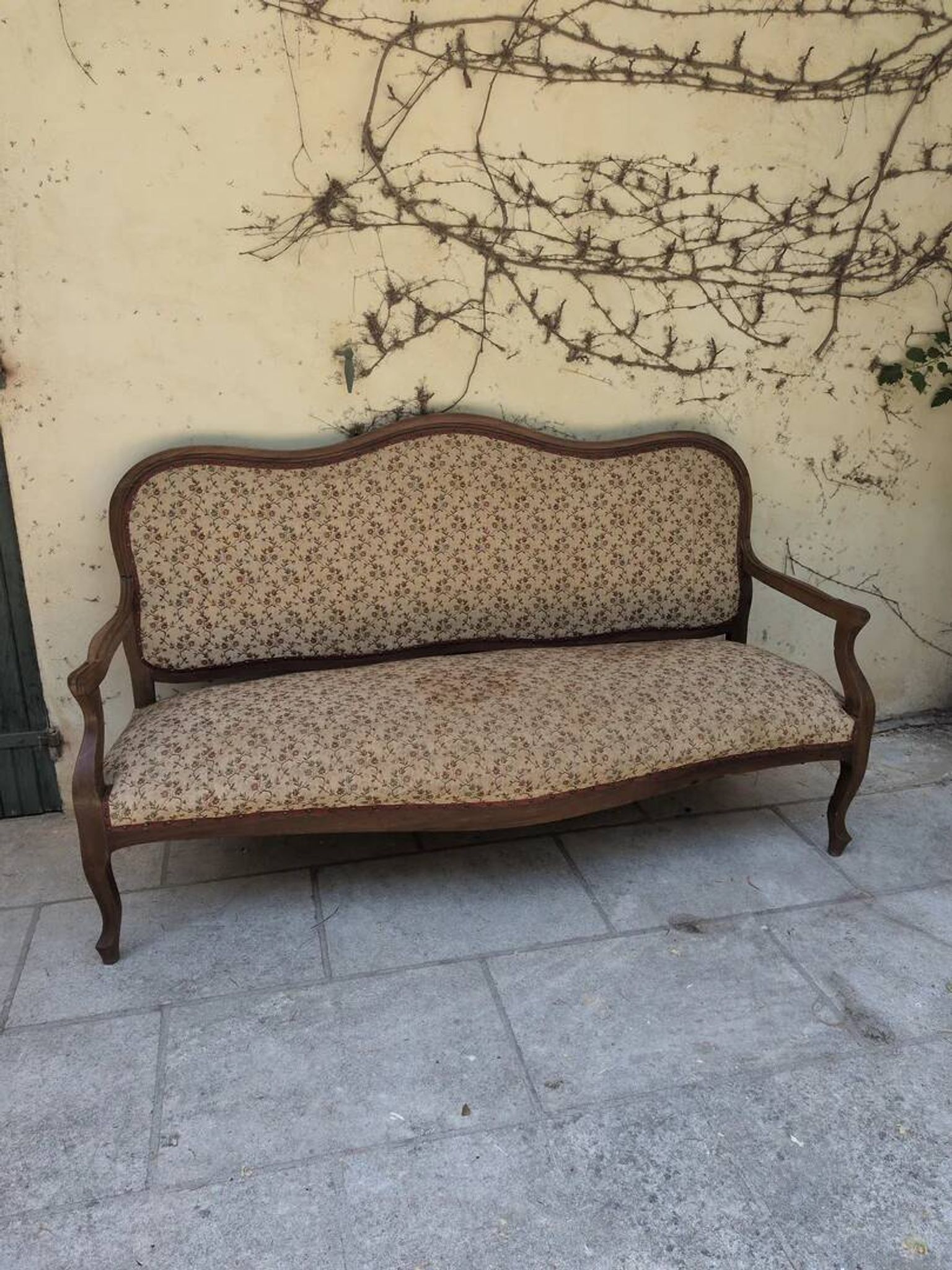 Moulded wooden bench with floral upholstery – Old-fashioned charm