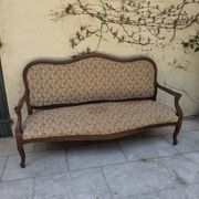 Moulded wooden bench with floral upholstery – Old-fashioned charm