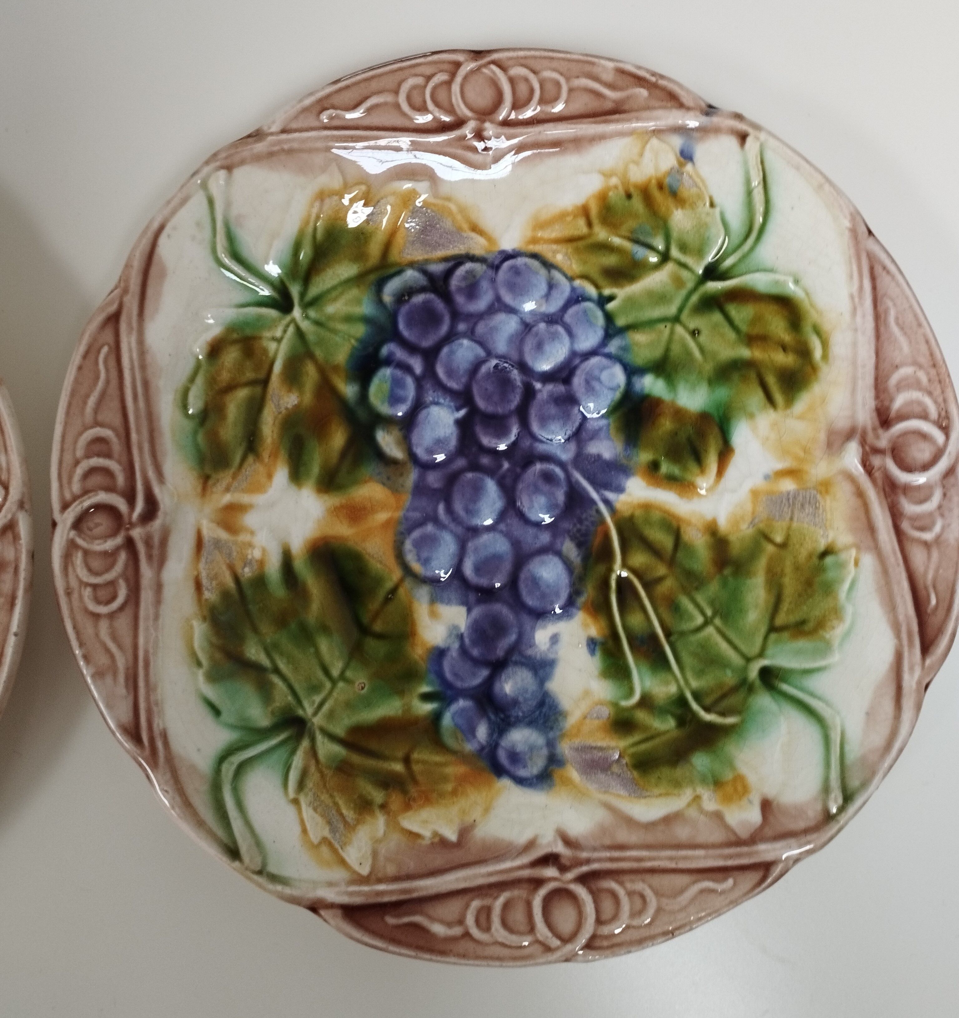 Lot de 2 assiettes en barbotine à motif raisin