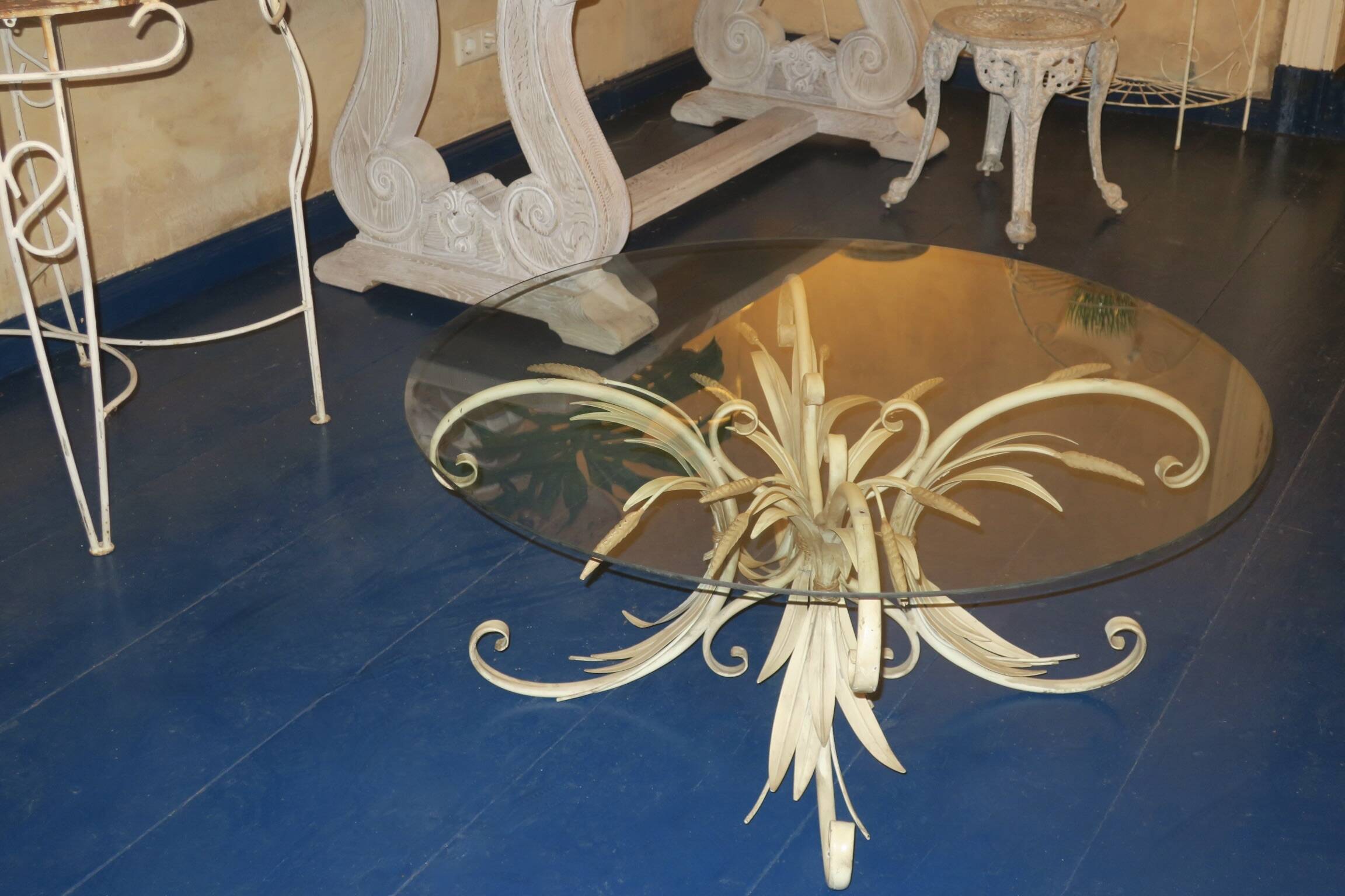 Table basse circulaire en tôle peinte et verre de Hans Kögl, années 1960