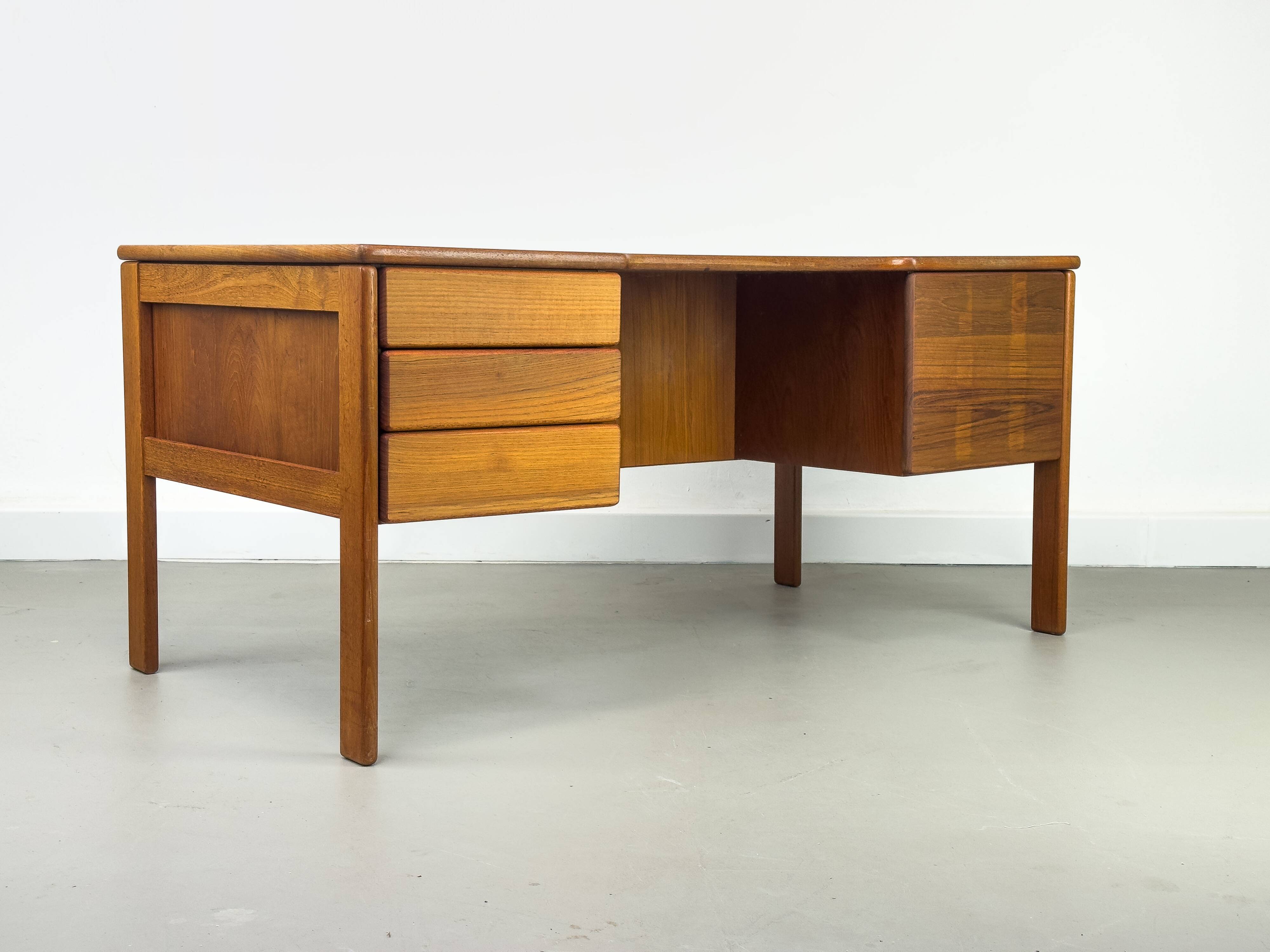 Bureau autoportant en teck avec porte et tiroirs, années 1970