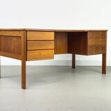 Bureau autoportant en teck avec porte et tiroirs, années 1970