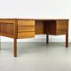 Bureau autoportant en teck avec porte et tiroirs, années 1970