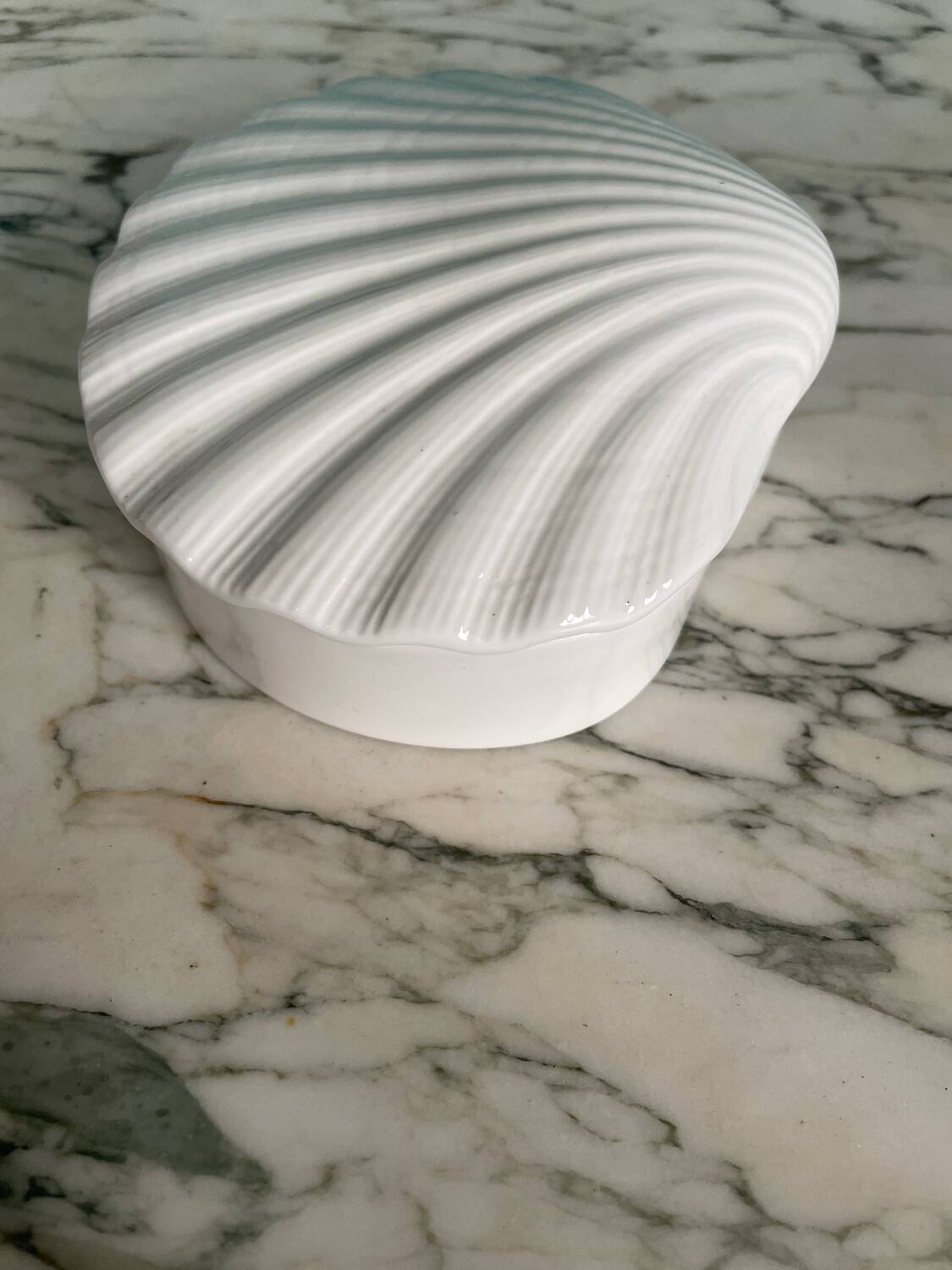 Heinrich white porcelain shell box