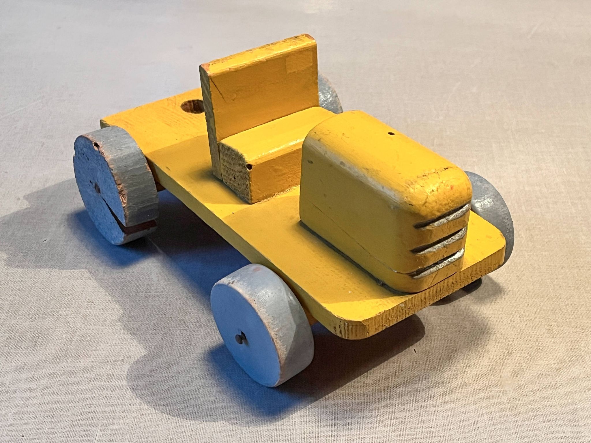 Tracteur jaune en bois, jouet ancien