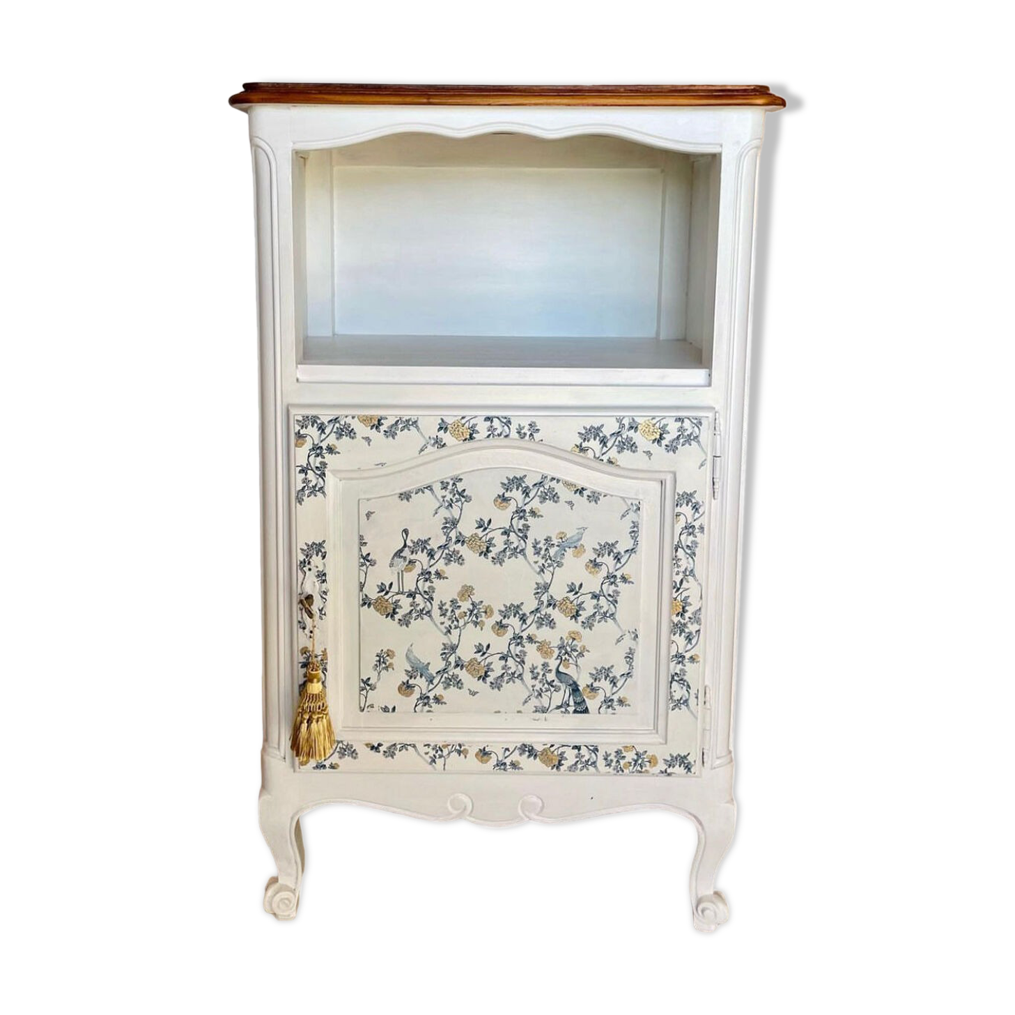 Sideboard with niche