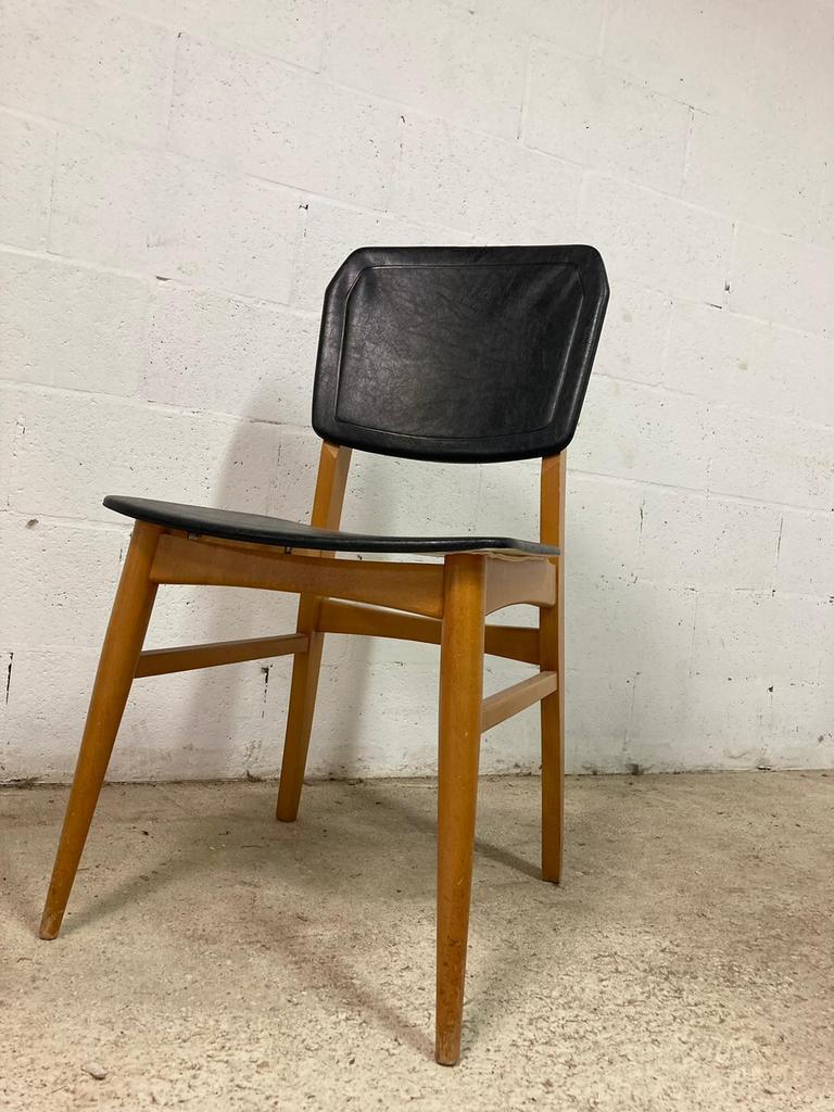 Chaise vintage : bois et cuir skai noir