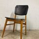 Chaise vintage : bois et cuir skai noir