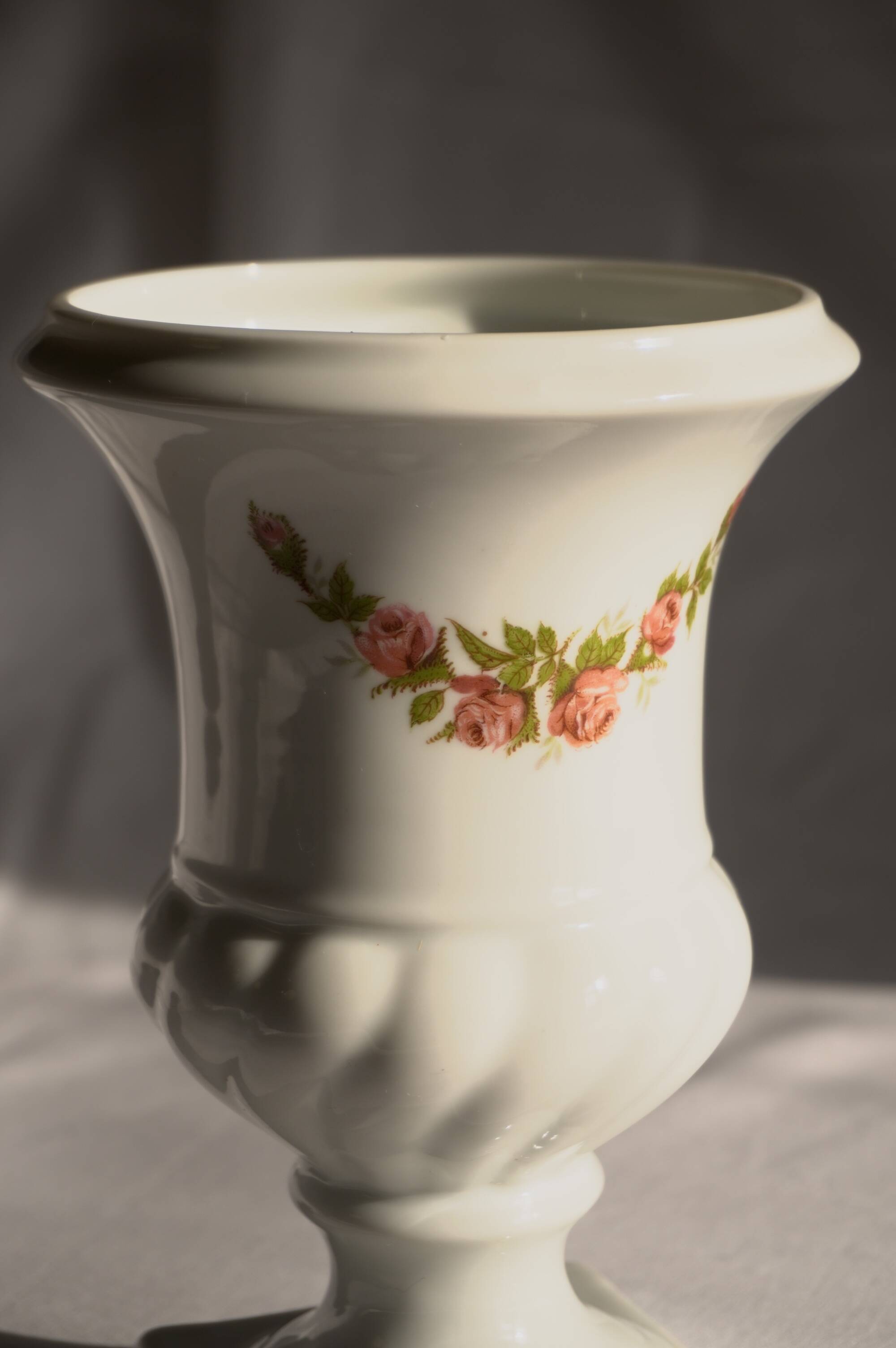 Médicis vase with floral decoration, made of Limoges porcelain.